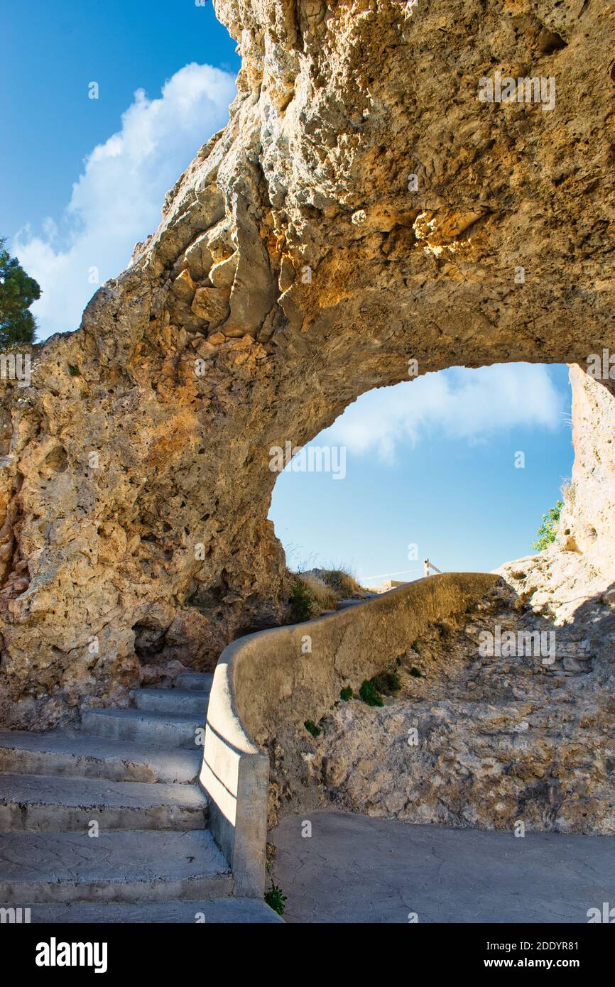 Scalinata sotto l'arco e ponte di formazione rocciosa naturale nel punto di vista di el Ventano del Diablo a Cuenca, Spagna Foto Stock