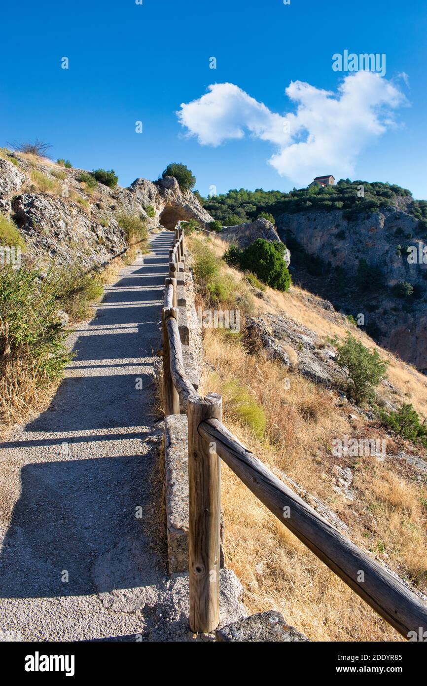 Percorso che sale fino al punto di vista del Ventano del Diablo nella montagna di Cuenca, Spagna Foto Stock