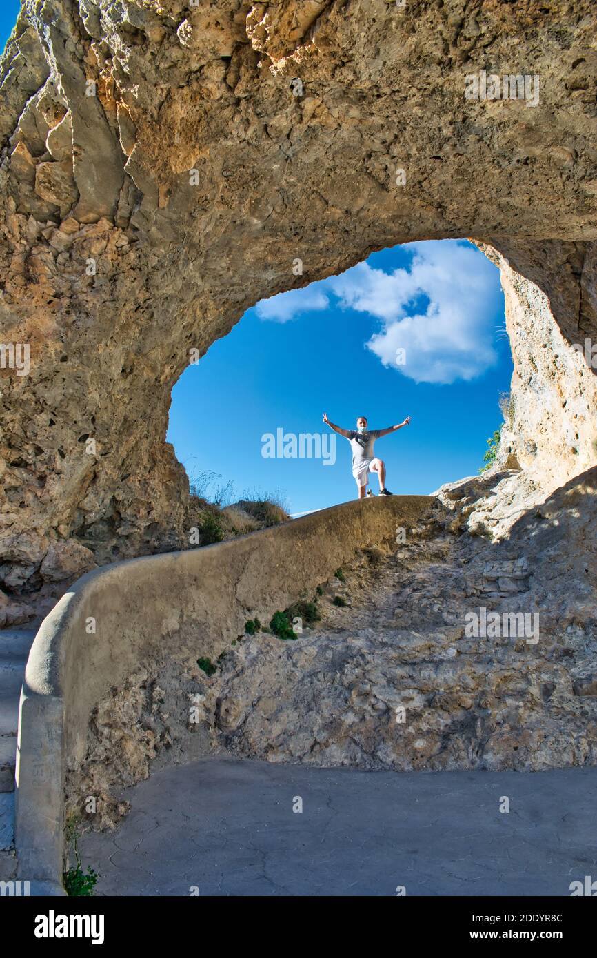 Sbirciando con le braccia incrociate nel punto di vista del ventano del Diablo a Cuenca, Spagna Foto Stock