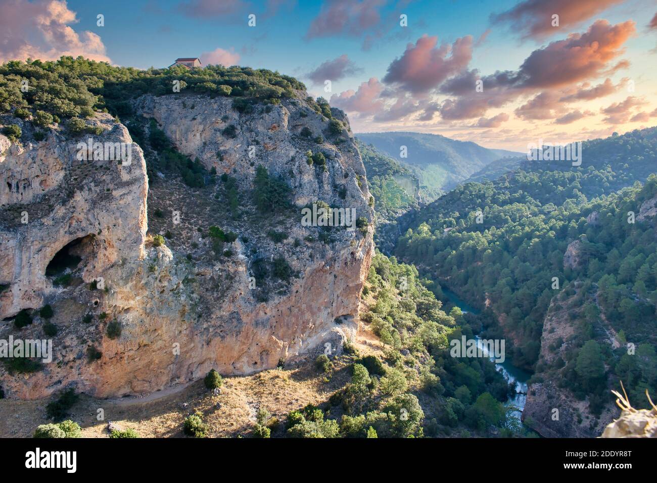 Jucar scogliera e fiume dal Mirador de el Ventano del Diablo a Cuenca, Spagna Foto Stock