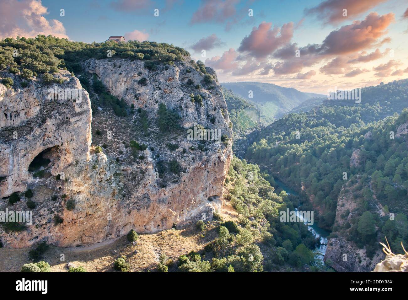 Serrania di Cuenca, fiume Jucar e Villalba taglio visto dal punto di vista di Ventano del Diablo, Spagna Foto Stock