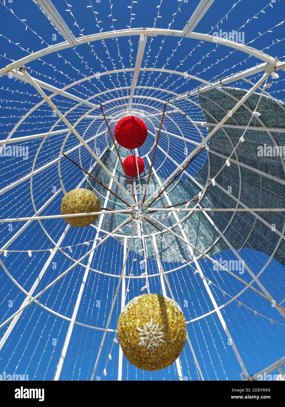 Natale in Portogallo - tipico albero di natale esterno con blu cielo Foto Stock