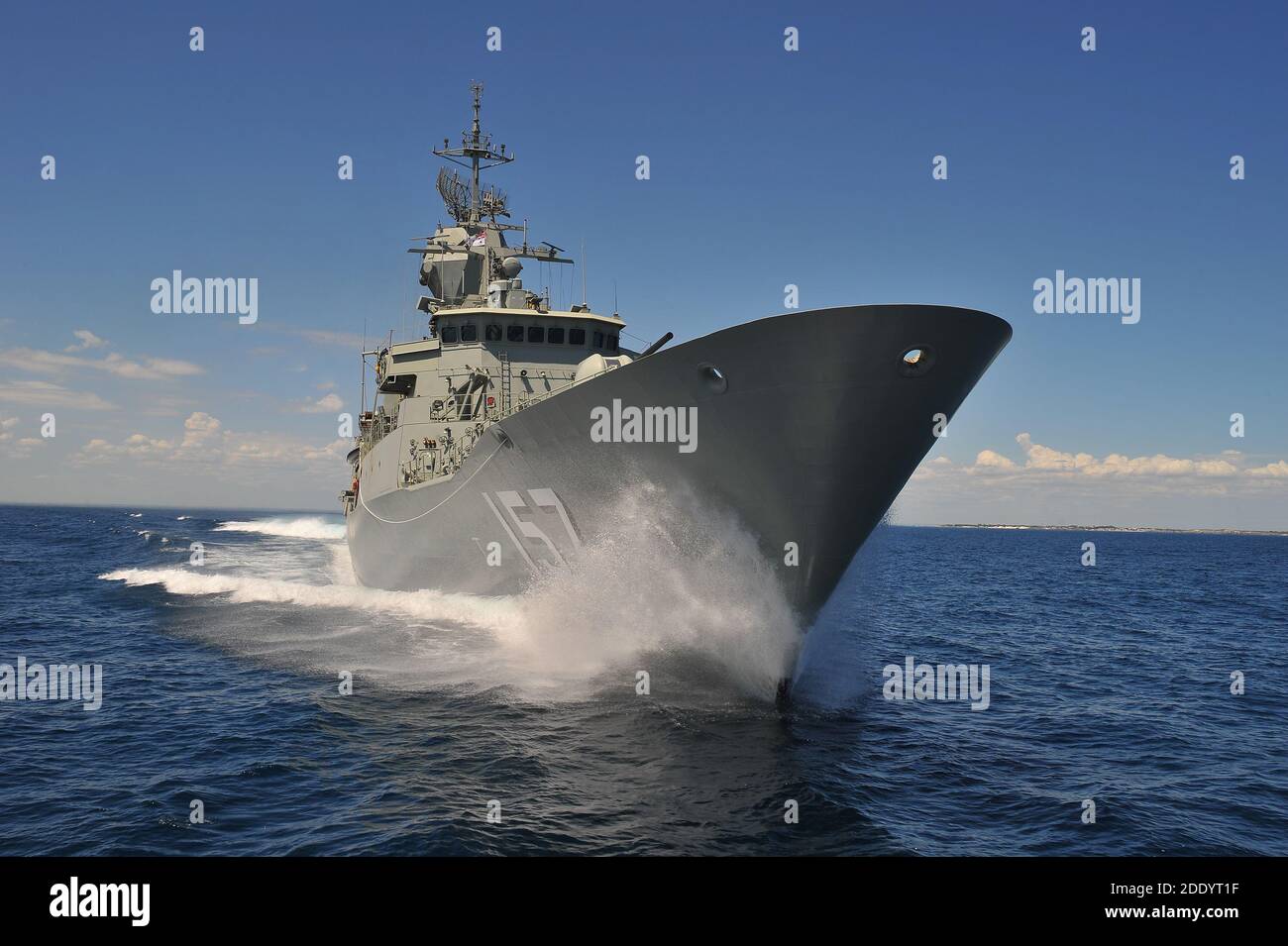 HMAS Perth, fregata australiana in mare che esegue prove di velocità. Foto Stock