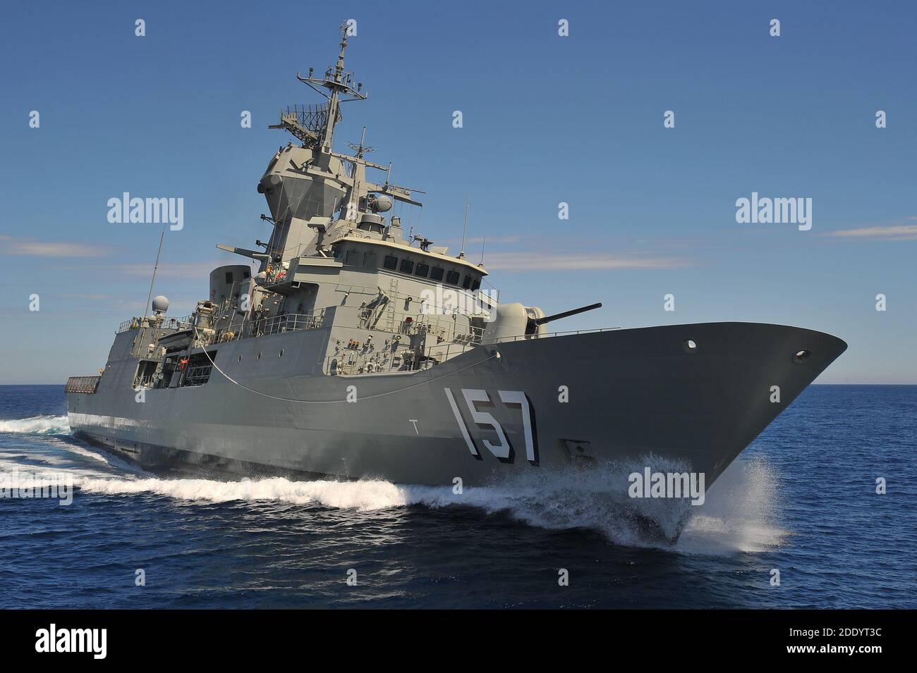 HMAS Perth, fregata australiana in mare che esegue prove di velocità. Foto Stock