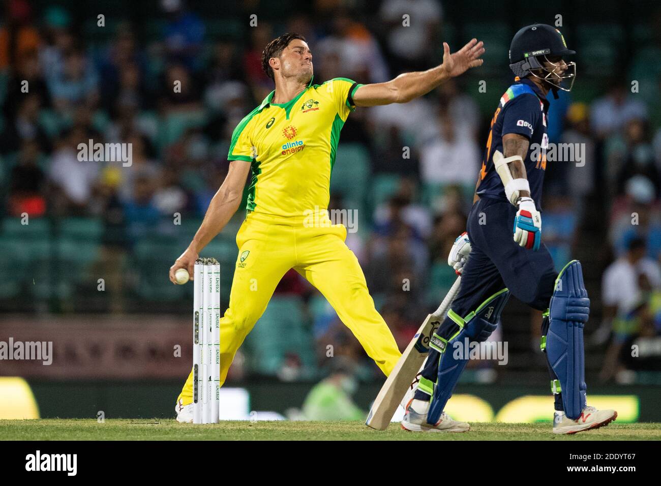 Sydney, Australia. 27 Nov 2020. Marcus Stoinis of Australia Bowls durante la prima partita della Dettol serie ODI tra Australia e India al Sydney Cricket Ground, Sydney, Australia, il 27 novembre 2020. Foto di Peter Dovgan. Solo per uso editoriale, è richiesta una licenza per uso commerciale. Nessun utilizzo nelle scommesse, nei giochi o nelle pubblicazioni di un singolo club/campionato/giocatore. Credit: UK Sports Pics Ltd/Alamy Live News Foto Stock