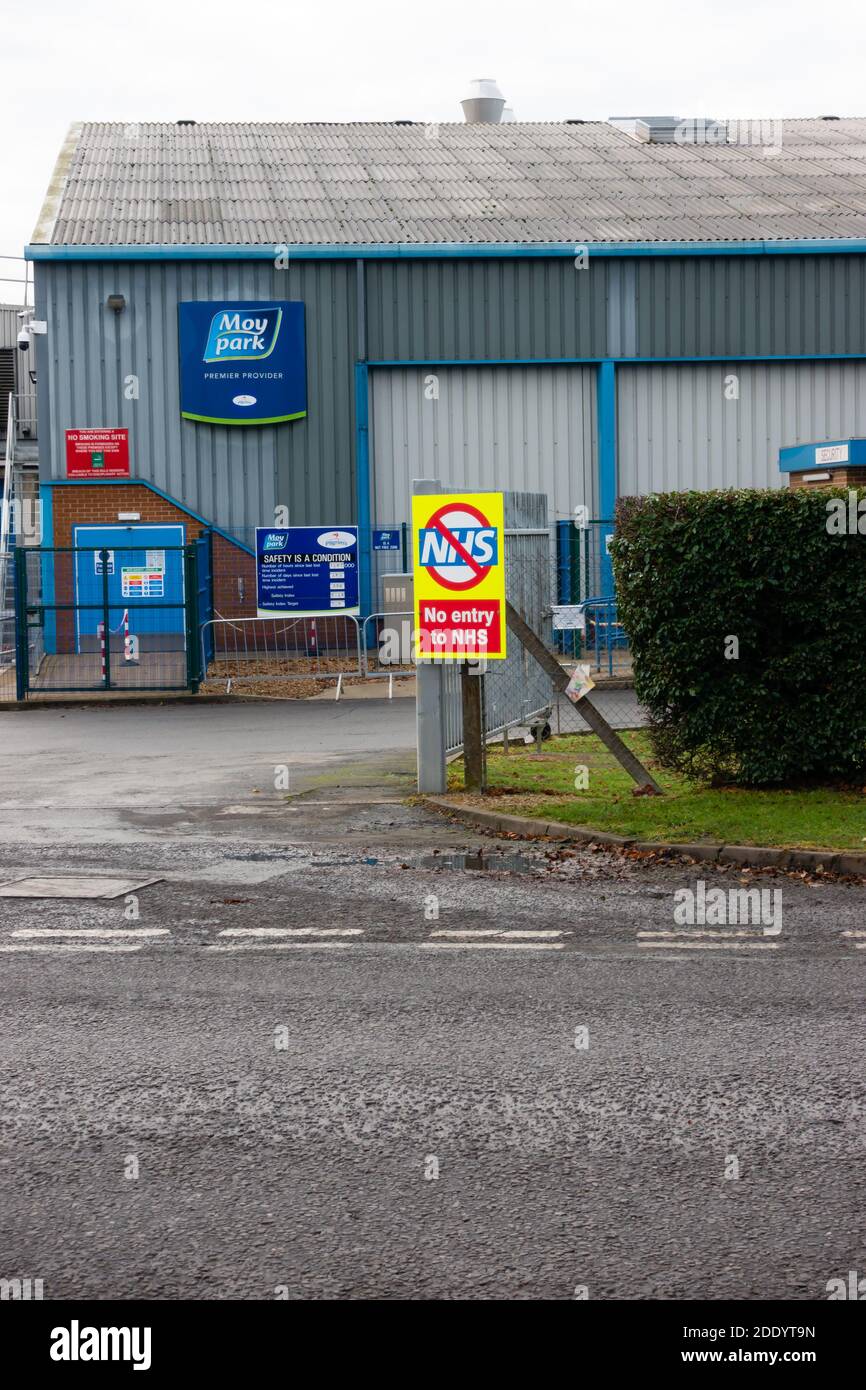 "No Entry to NHS" segni presso il sito di Moy Park, vicino al nuovo Gonerby Hill Foot NHS temprary centro di salute. Grantham, Lincolnshire, Inghilterra Foto Stock