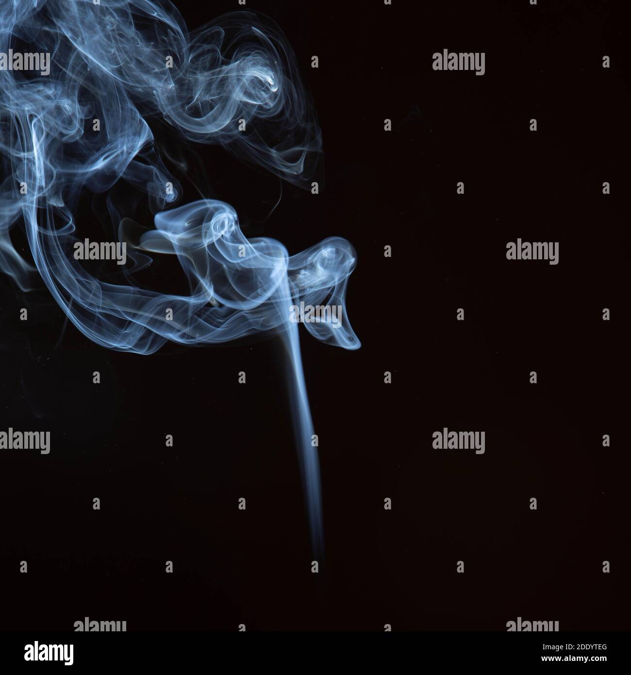 Emissione di fumo bianco su sfondo nero Foto Stock