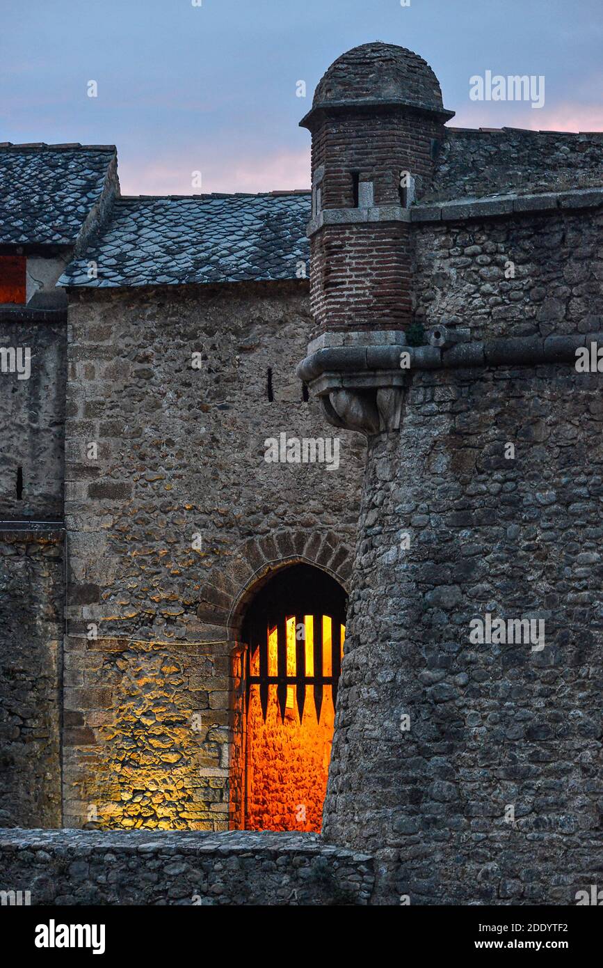 Vista crepuscolo dei bastioni esterni del borgo medievale di Villefranche-de-Conflent, nella regione delle Occitanie della Francia meridionale. Foto Stock