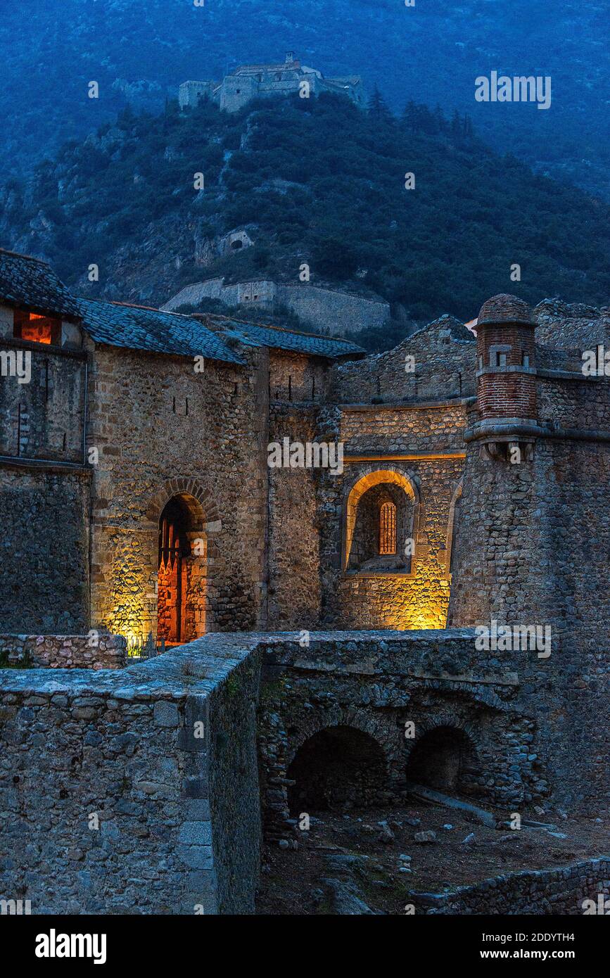 Vista crepuscolo dei bastioni esterni del borgo medievale di Villefranche-de-Conflent, nella regione delle Occitanie della Francia meridionale. Foto Stock