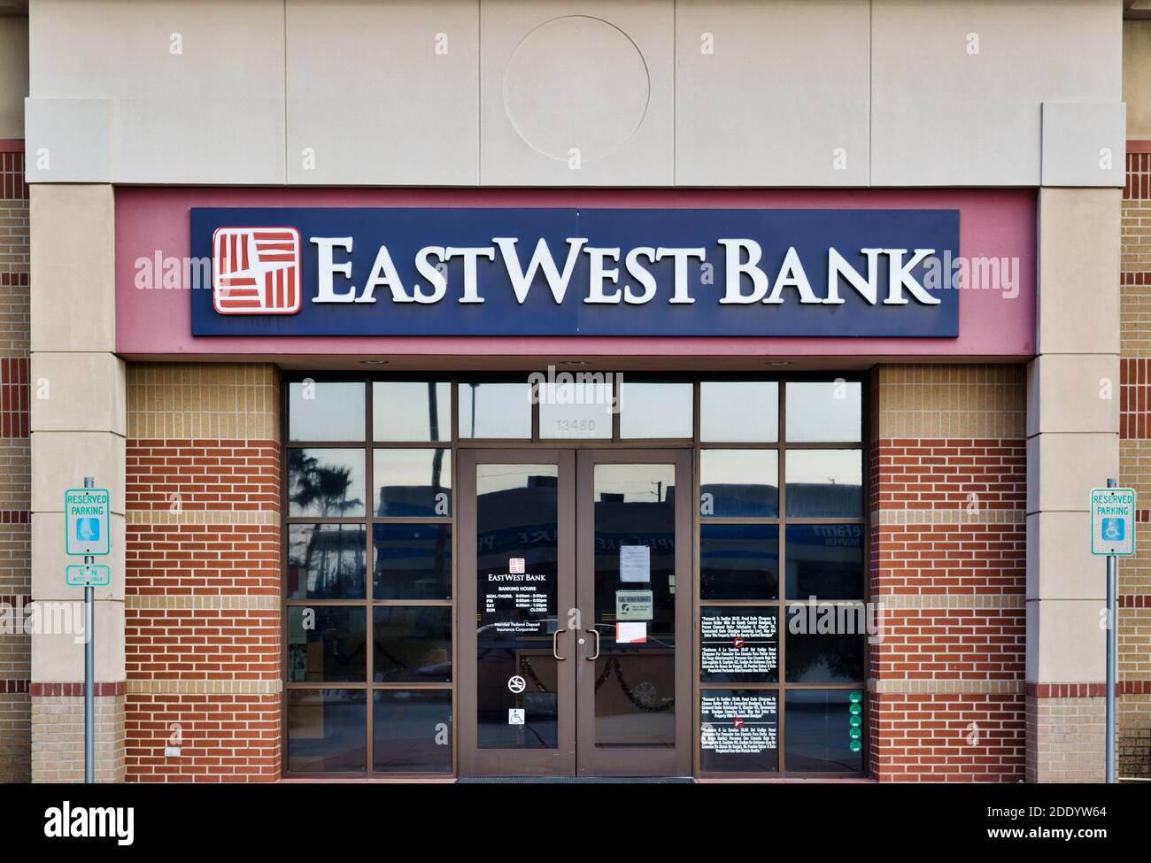 Houston, Texas USA 11-26-2020: Ingresso anteriore della East West Bank a Houston, Texas. Istituzione finanziaria fondata per servire la comunità cinese americana. Foto Stock