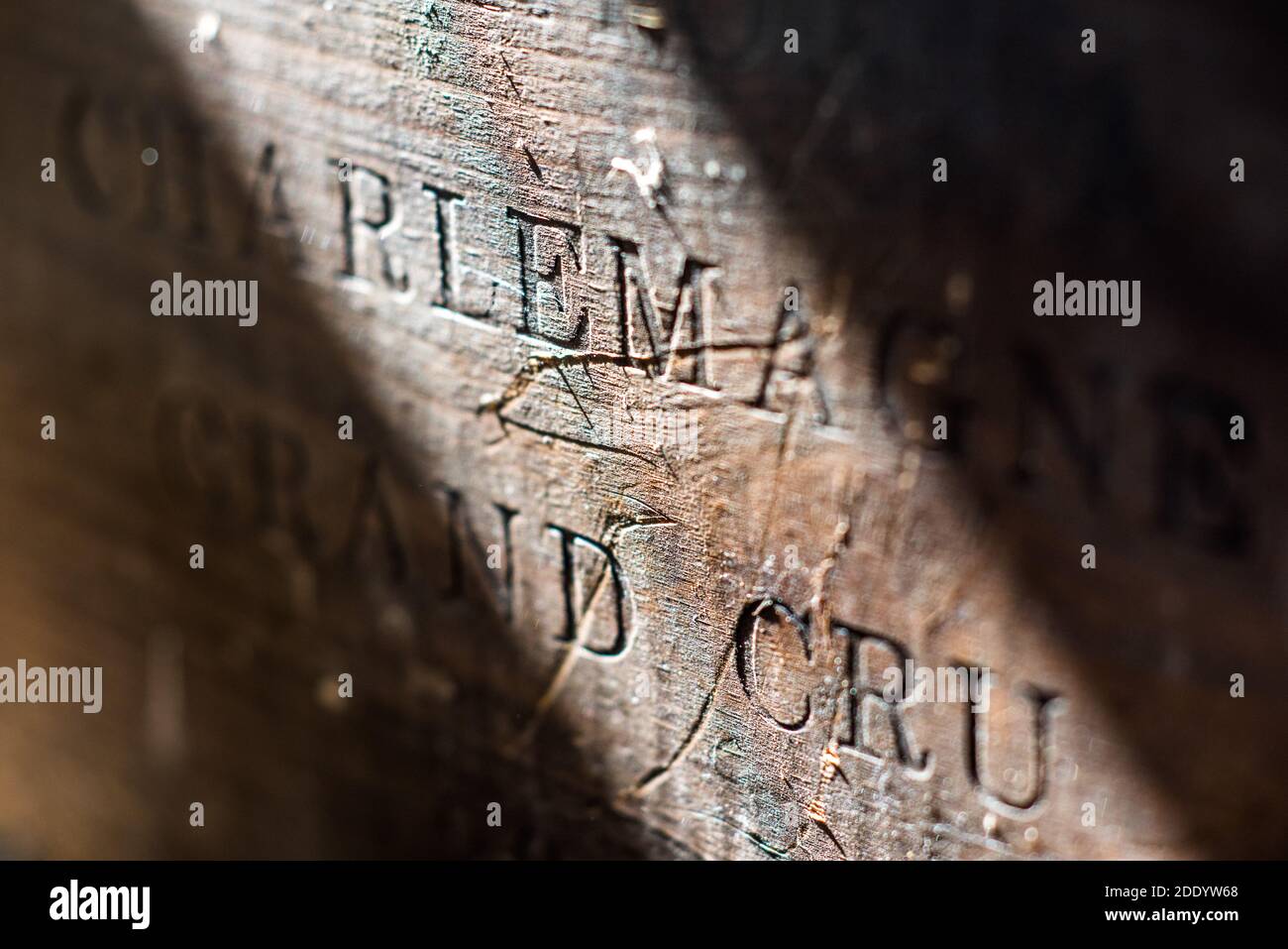 Tradizionale vino di champagne Charlemagne Grand Cru d'epoca polveroso in legno scatola / cassa / cassa Foto Stock