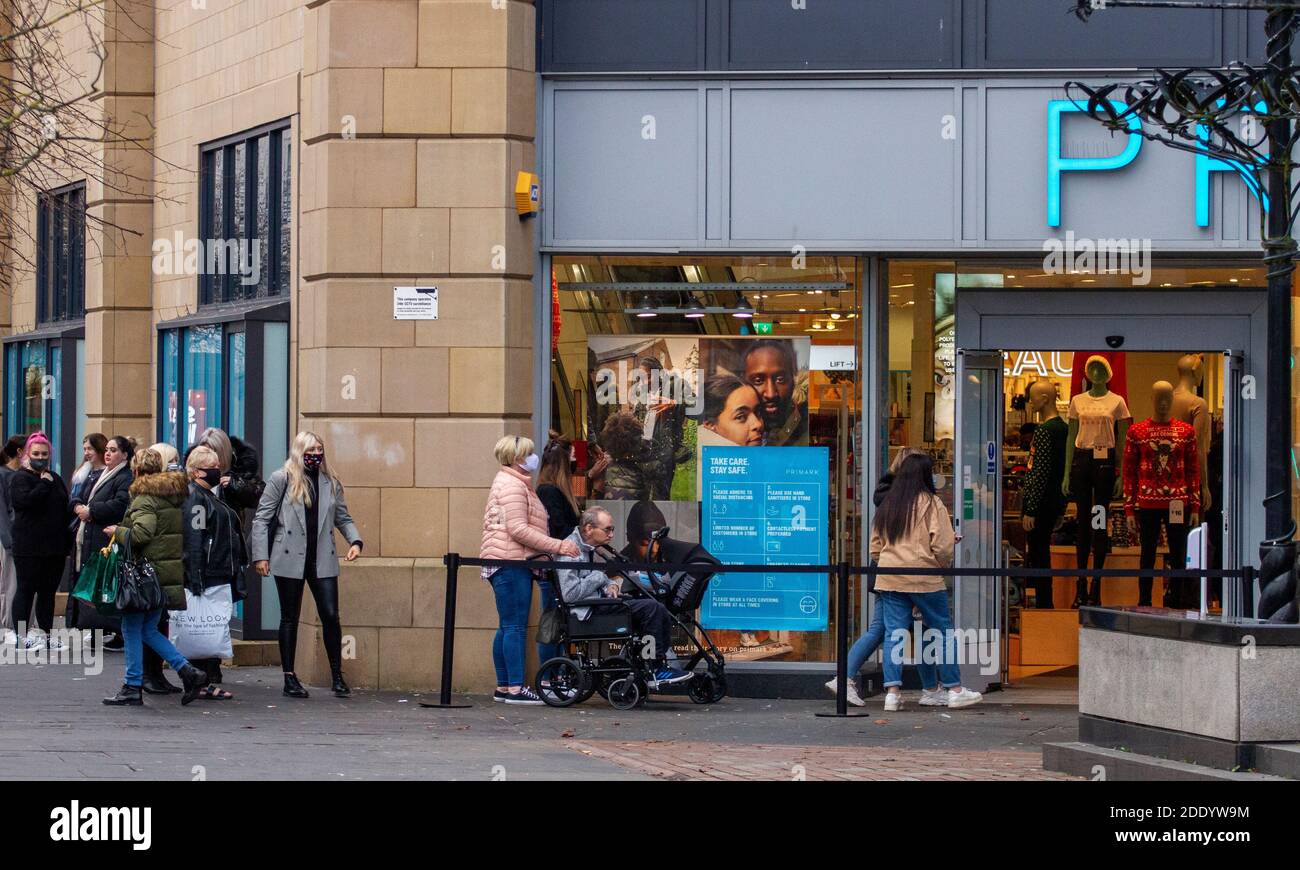 Dundee, Tayside, Scozia, Regno Unito. 27 Nov 2020. Black Friday. Scene da Dundee, Scozia, come meno persone sono fuori e di shopping per affari nel centro della città il Black Friday durante il livello più rigoroso 3 Covid-19 Lockdown restrizione. Con pochi negozi al dettaglio essenziali aperti molti residenti locali sono rimasti a casa per fare acquisti online per Natale piuttosto che fare acquisti nei negozi locali a causa delle norme pandemiche stabilite dal primo ministro scozzese Nicola Sturgeon. Credit: Dundee Photographics/Alamy Live News Foto Stock