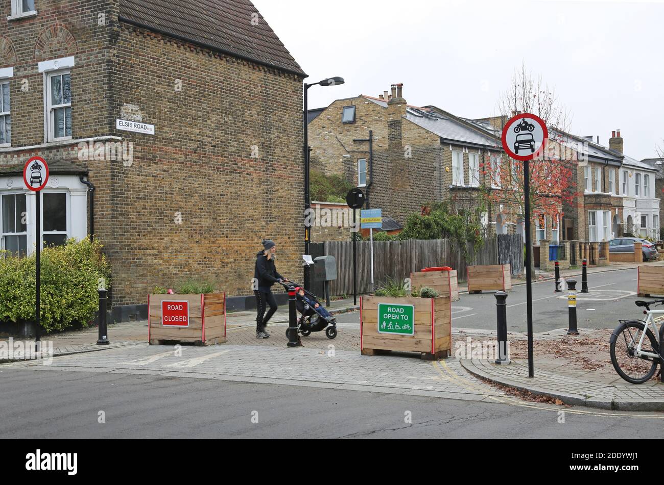 Chiusura di strada a Derwent Grove, East Dulwich, Londra, Regno Unito. Parte del controverso schema StreetSpace di Southwark per strade residenziali più sicure, 2020. Foto Stock