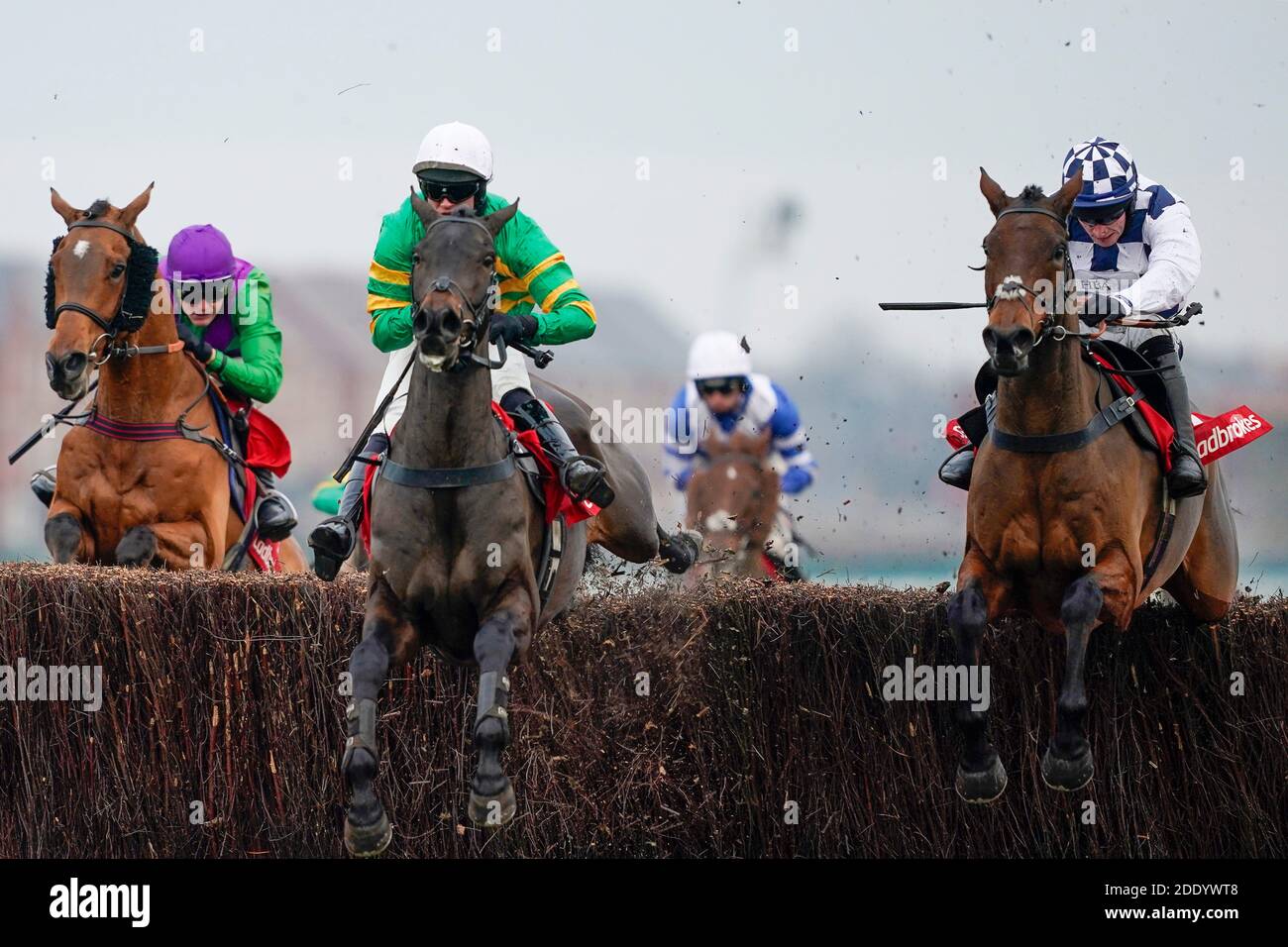 Clondaw Castle guidato da Jonathan Burke (a destra) cancella l'ultimo a vincere il Get Your Ladbrokes 1 Free Bet Today handicap Chase all'ippodromo di Newbury. Foto Stock