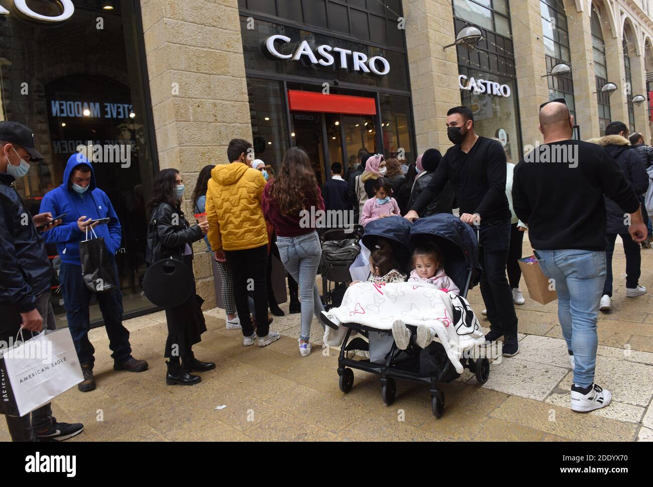 Israeliani negozio su Mamilla Avenue il Venerdì Nero a Gerusalemme, 27 novembre 2020. Il gabinetto del coronavirus ha riaperto i centri commerciali e i negozi nonostante i crescenti casi di infezione quotidiana che superano i 1,000. Foto di Debbie Hill/UPI Foto Stock