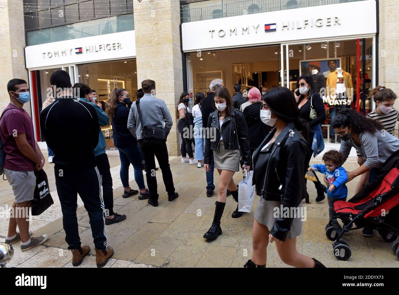 Israeliani aspettano di entrare IN TOMMY HILFIGER a causa delle restrizioni COVID-19 sul Venerdì Nero a Gerusalemme, 27 novembre 2020. Il gabinetto del coronavirus ha riaperto i centri commerciali e i negozi nonostante i crescenti casi di infezione quotidiana che superano i 1,000. Foto di Debbie Hill/UPI Foto Stock