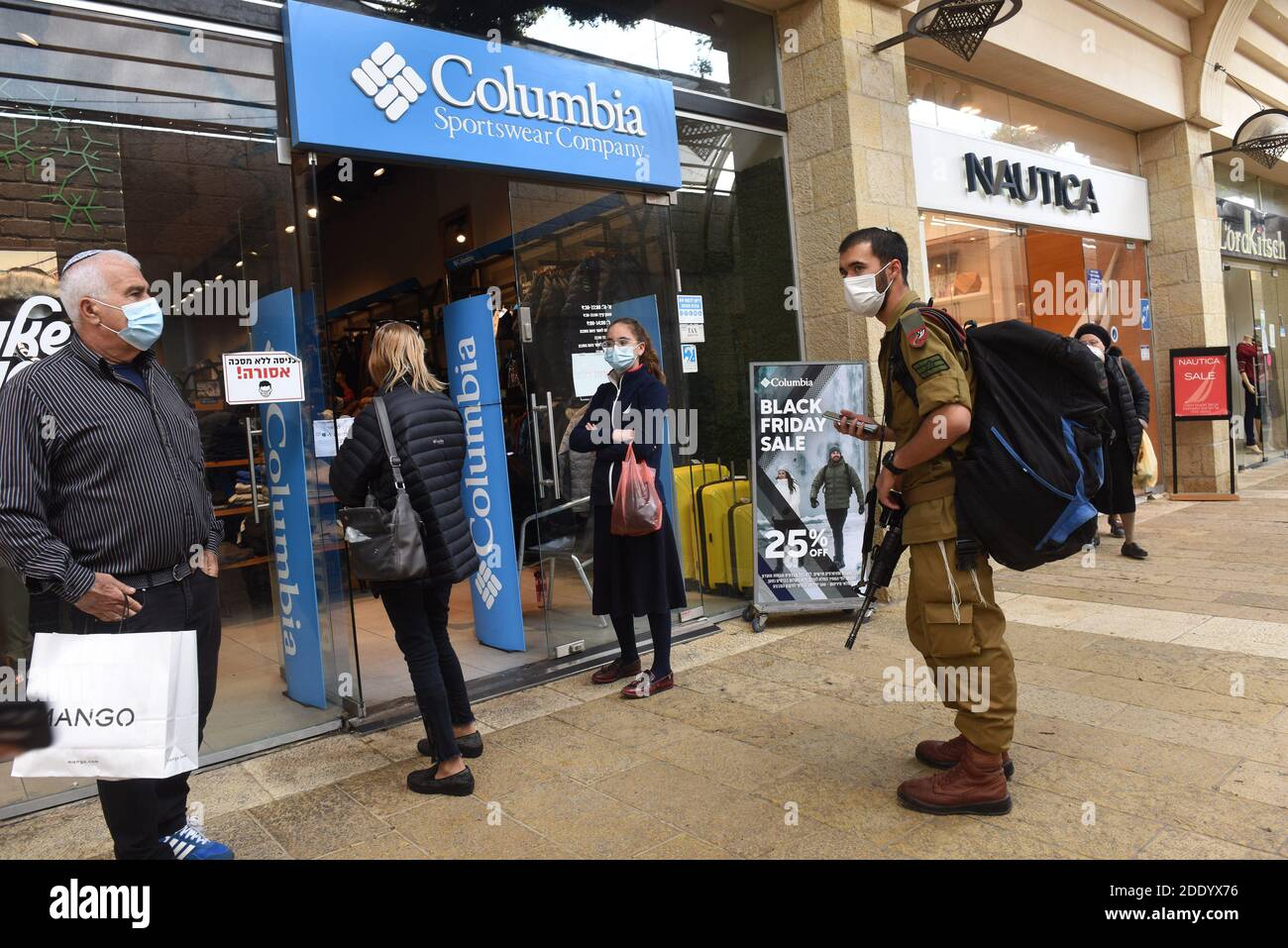 Un soldato israeliano attende di entrare in Colombia a causa delle restrizioni COVID-19 sul Black Friday a Gerusalemme, 27 novembre 2020. Il gabinetto del coronavirus ha riaperto i centri commerciali e i negozi nonostante i crescenti casi di infezione quotidiana che superano i 1,000. Foto di Debbie Hill/UPI Foto Stock