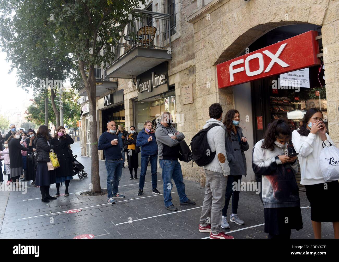 Gli israeliani aspettano di entrare NEL negozio FOX a causa delle restrizioni COVID-19 sul Black Friday a Gerusalemme, 27 novembre 2020. Il gabinetto del coronavirus ha riaperto i centri commerciali e i negozi nonostante i crescenti casi di infezione quotidiana che superano i 1,000. Foto di Debbie Hill/UPI Foto Stock