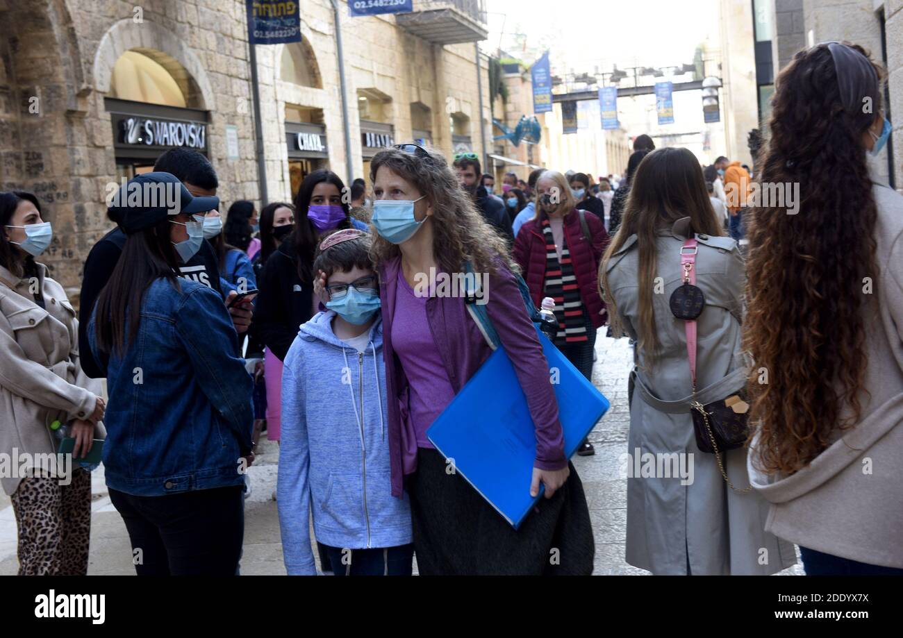 Israeliani negozio su Mamilla Avenue il Venerdì Nero a Gerusalemme, 27 novembre 2020. Il gabinetto del coronavirus ha riaperto i centri commerciali e i negozi nonostante i crescenti casi di infezione quotidiana che superano i 1,000. Foto di Debbie Hill/UPI Foto Stock