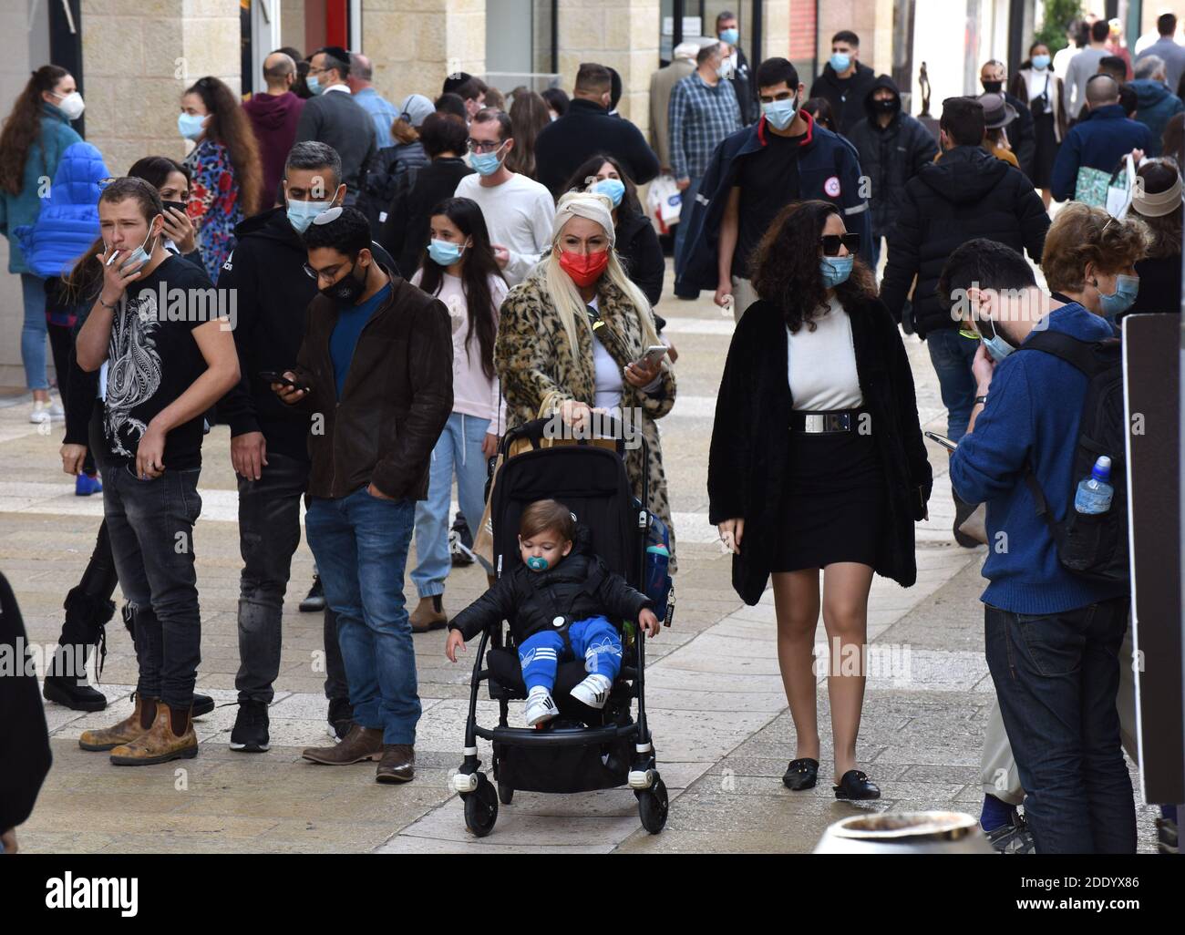 Israeliani negozio su Mamilla Avenue il Venerdì Nero a Gerusalemme, 27 novembre 2020. Il gabinetto del coronavirus ha riaperto i centri commerciali e i negozi nonostante i crescenti casi di infezione quotidiana che superano i 1,000. Foto di Debbie Hill/UPI Foto Stock