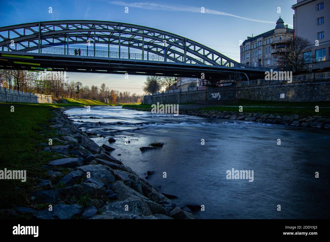 Un lungo ponte di esposizione di un centro città Foto Stock