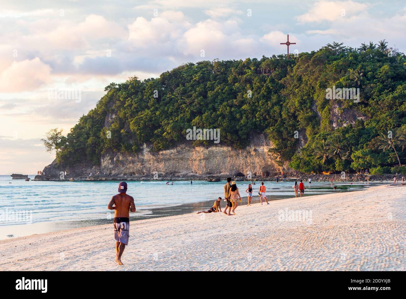 Beachgoers e turisti durante il tardo pomeriggio a Boracay Island, Filippine Foto Stock