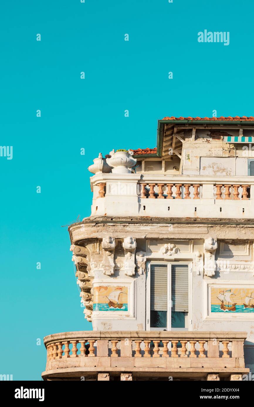 Dettaglio facciata dell'Hotel Imperiale di Viareggio, esempio di stile architettonico Art Nouveau tipico della cittadina costiera toscana. Foto Stock