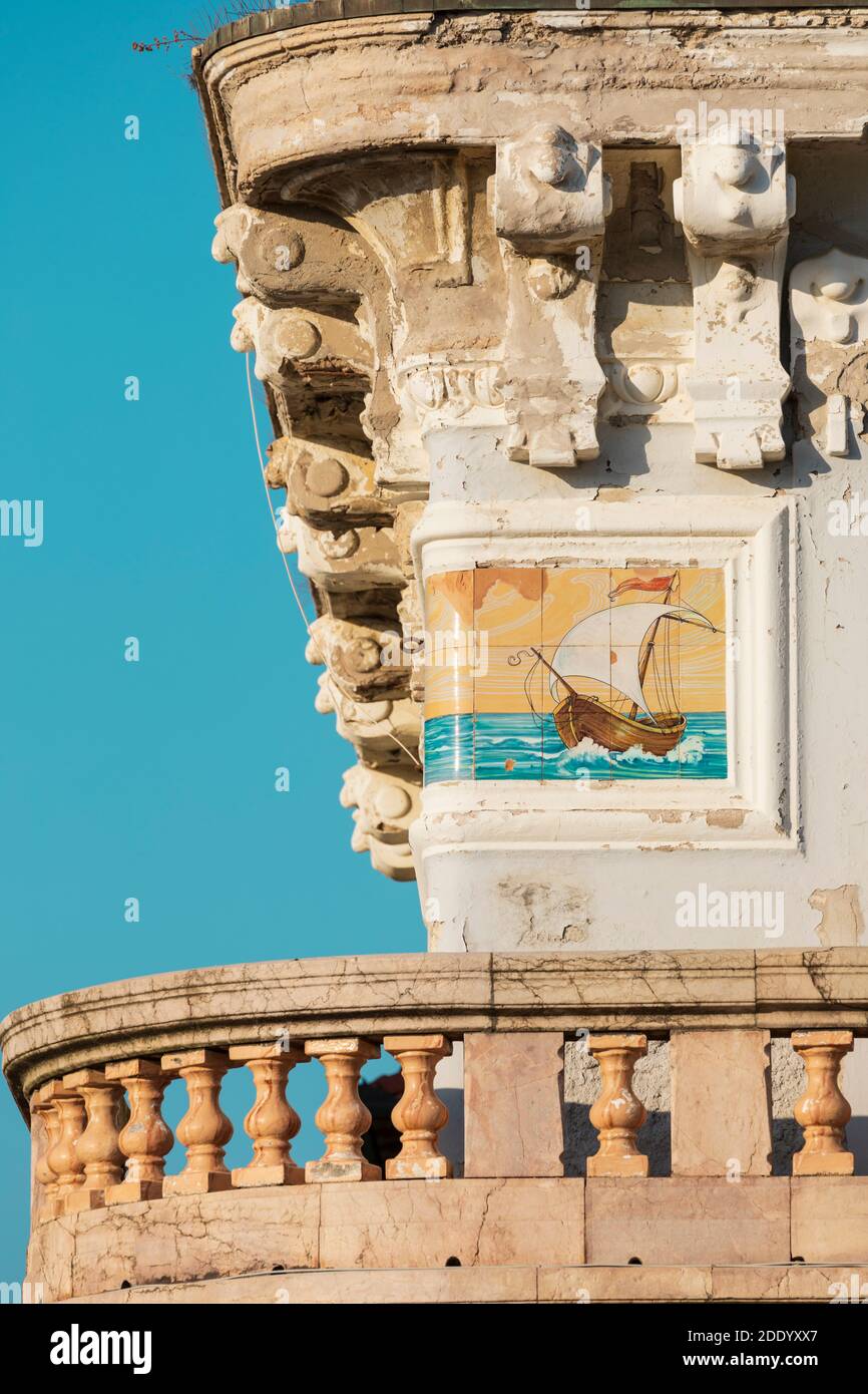 Dettaglio facciata dell'Hotel Imperiale di Viareggio, esempio di stile architettonico Art Nouveau tipico della cittadina costiera toscana. Foto Stock