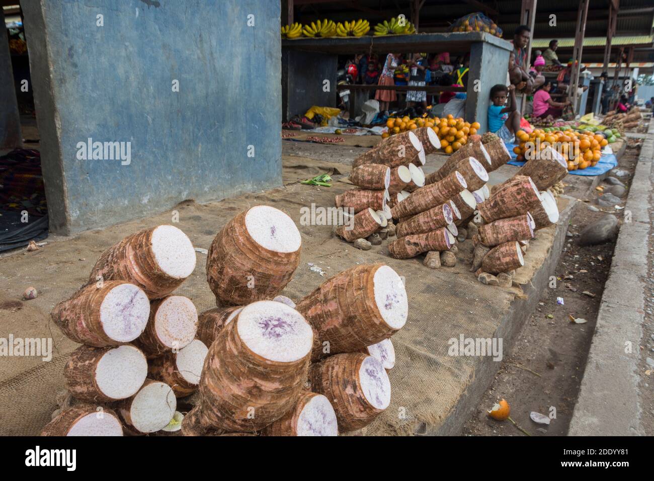 Manioca venduto su un grande mercato alla periferia di Wamena, Papua occidentale, Indonesia Foto Stock
