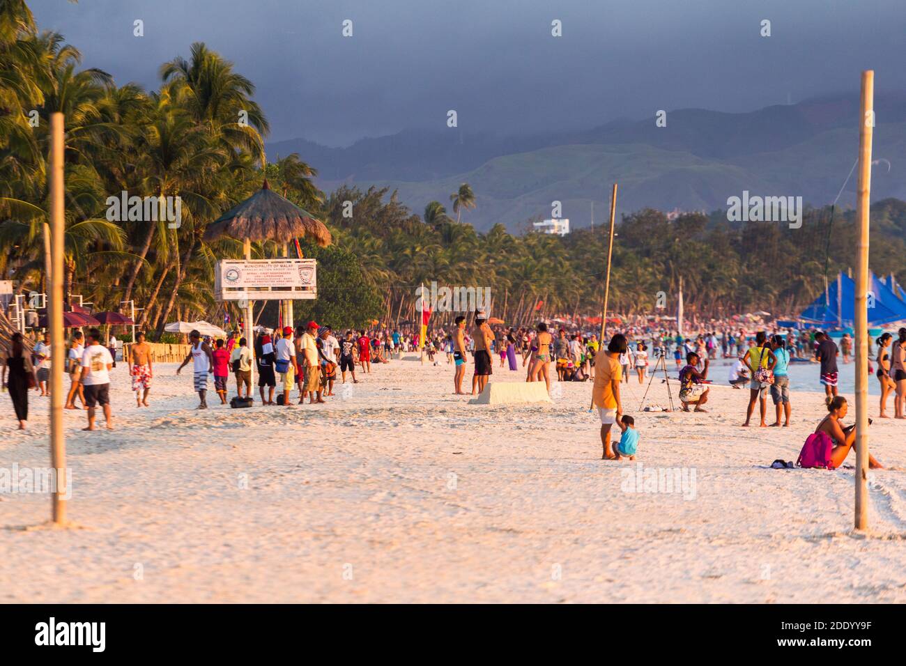Beachgoers e turisti durante il tardo pomeriggio a Boracay Island, Filippine Foto Stock