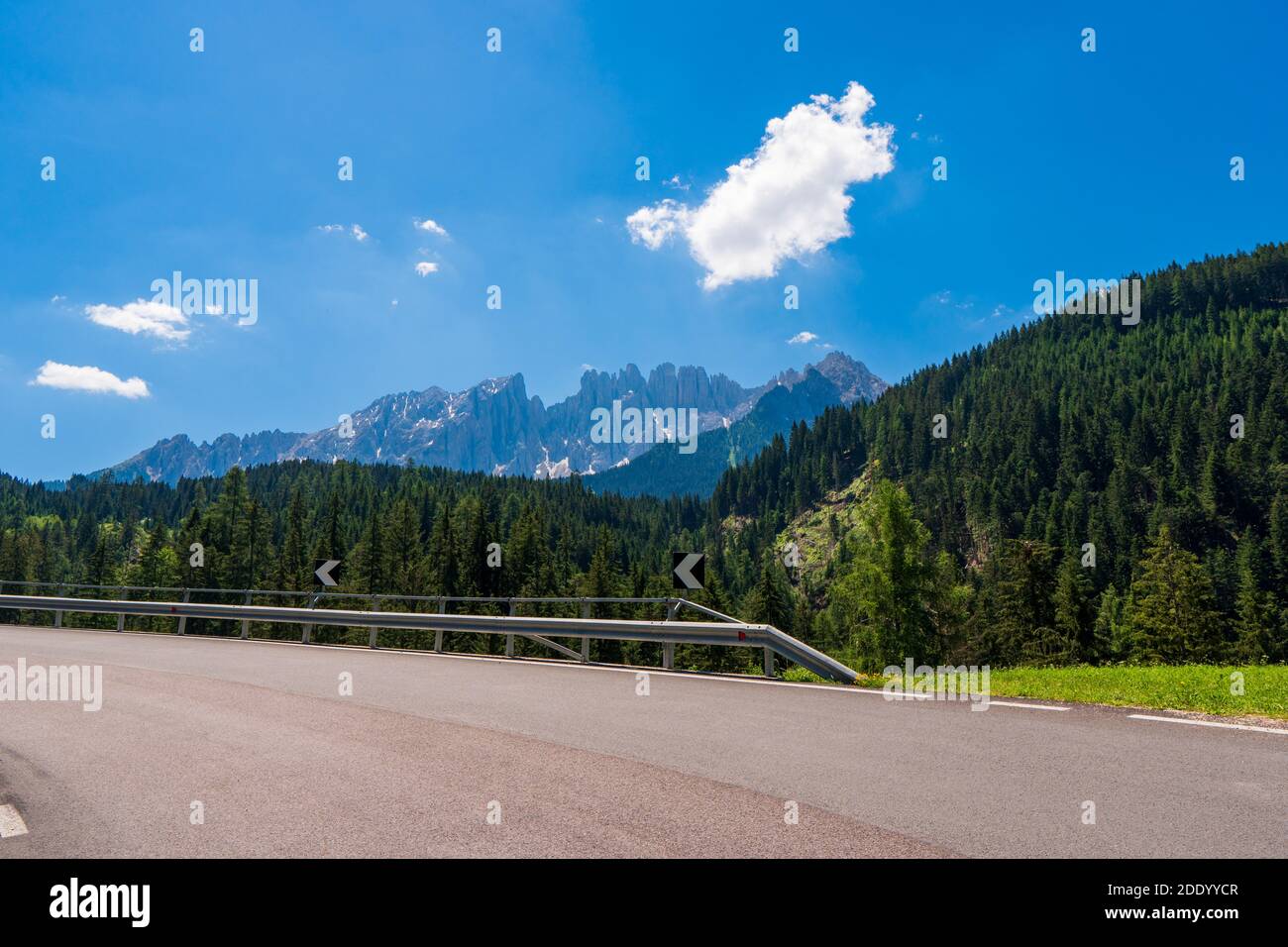 Country Road presso le Alpi europee Foto Stock