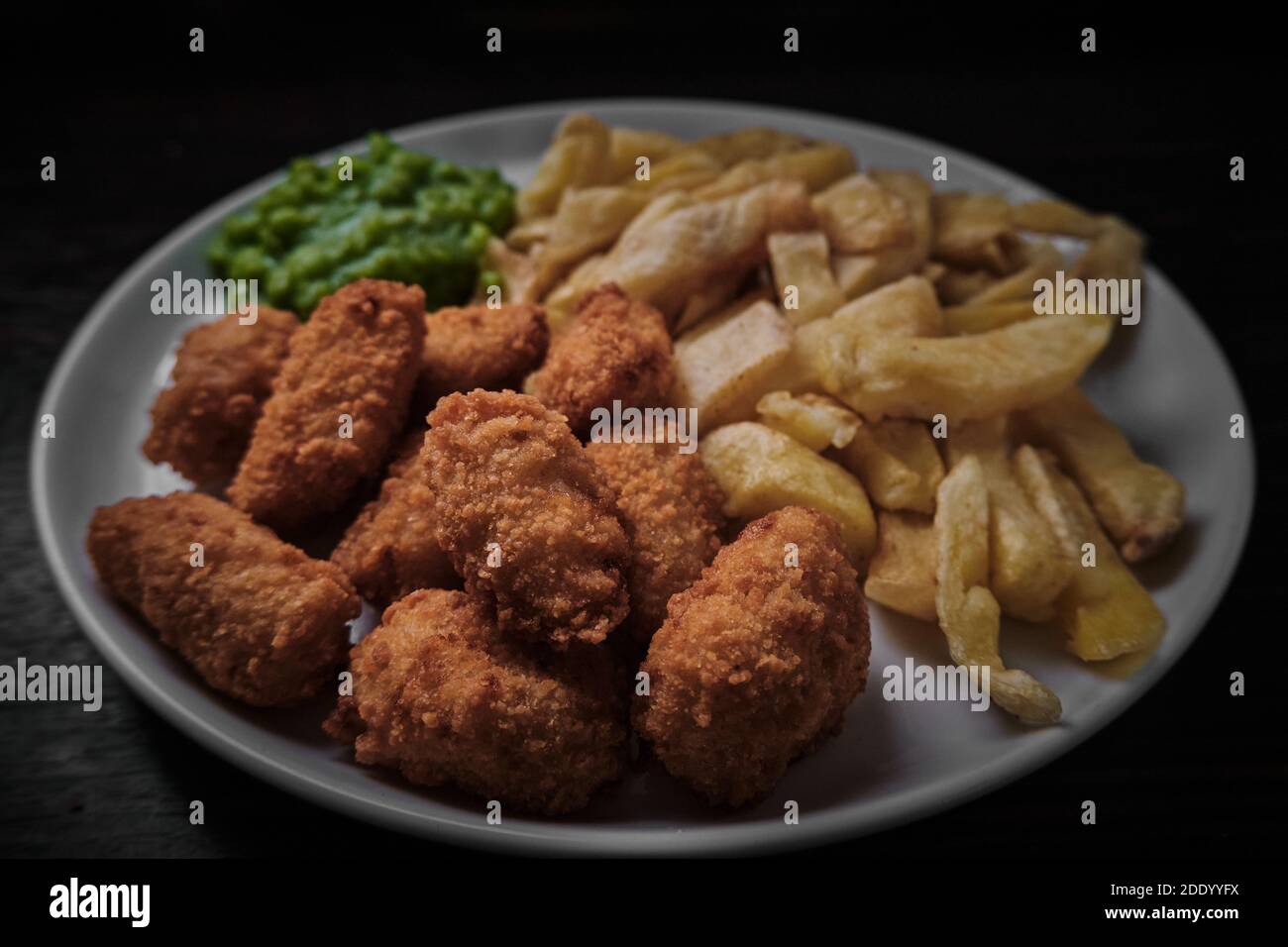 Scampi, patatine e piselli, classico ristorante britannico di pesce e patatine e take-away Foto Stock
