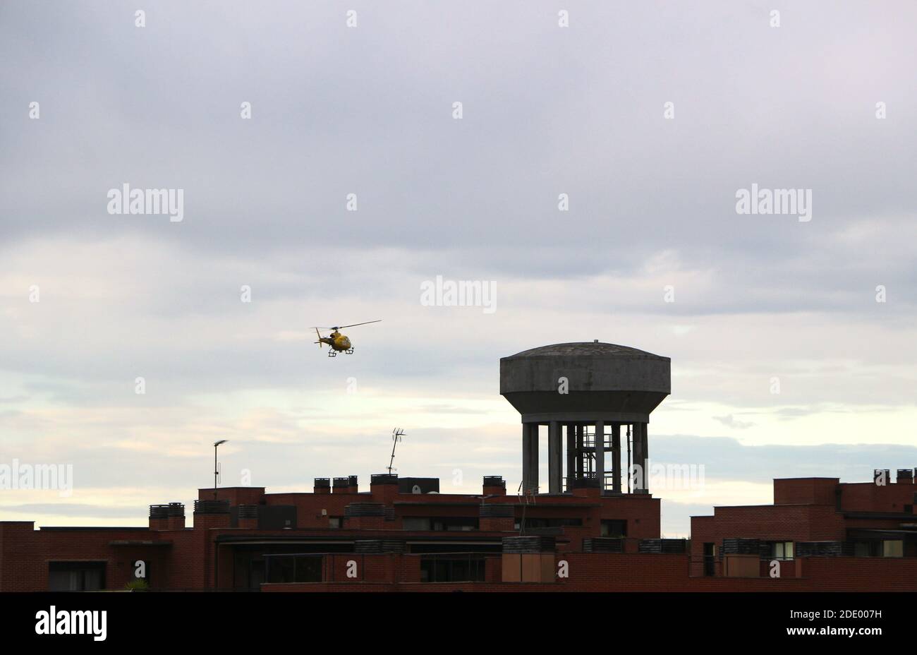 Elicottero giallo Aerospatiale 350B3+ Ecureuil EC-MCN che vola a bassa quota su Santander Cantabria Spagna lavorando per la società elettrica Viesgo Foto Stock