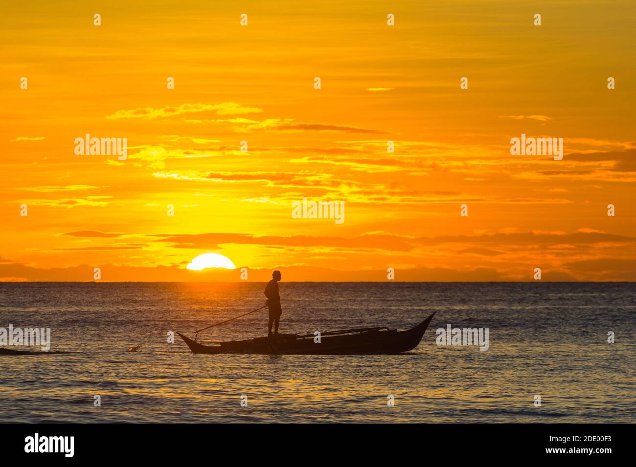 Paddle boarding durante il tramonto a Boracay Island, Filippine Foto Stock