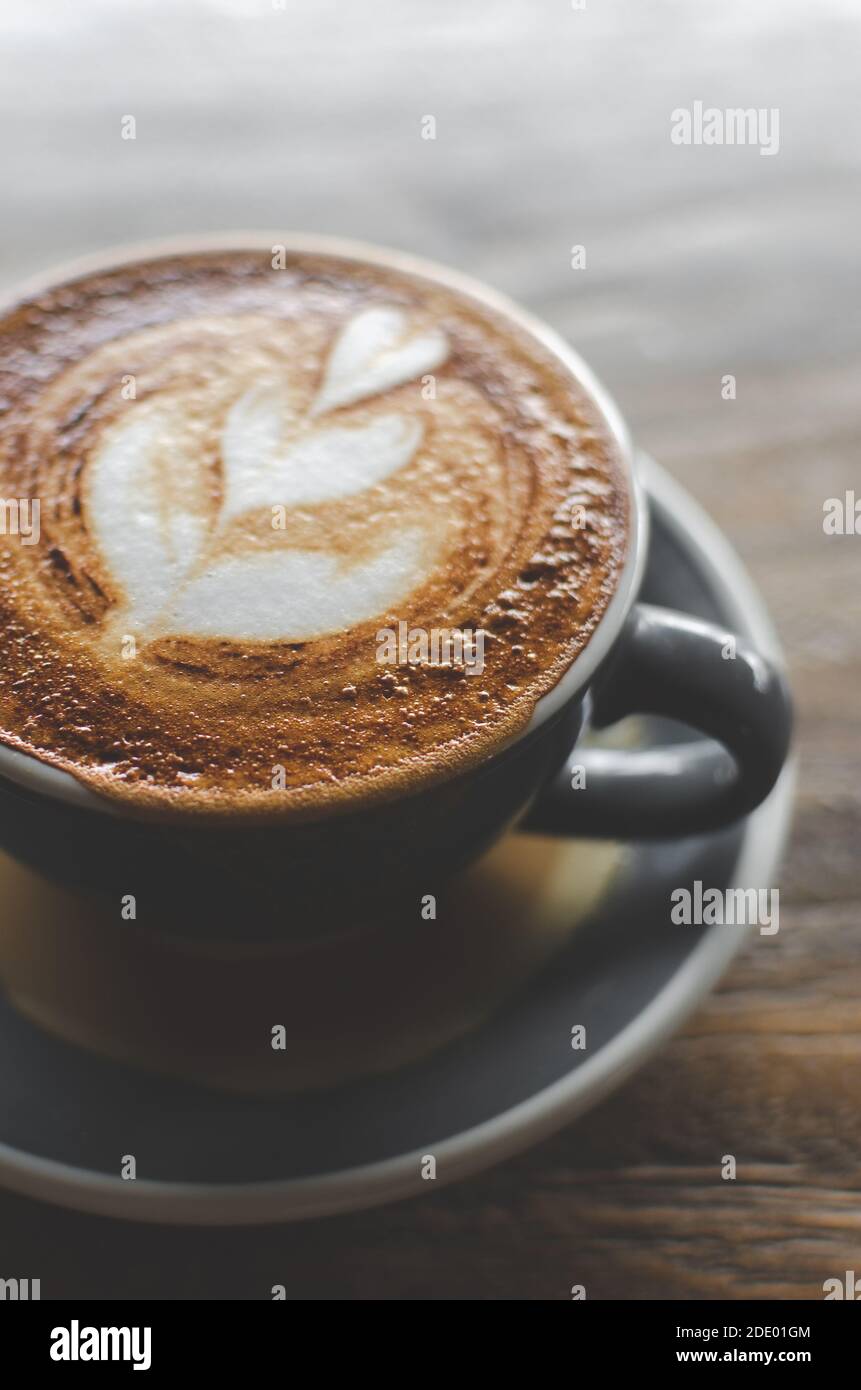 Cappuccino caldo in una tazza fatta in una piccola caffetteria a Canggu, Bali, Indonesia Foto Stock