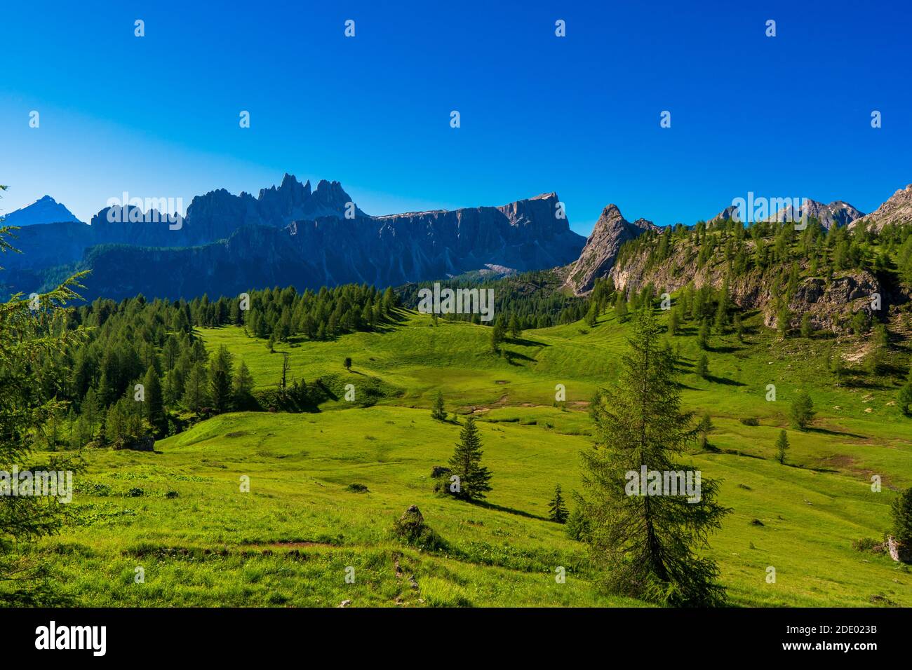 Vista della catena montuosa della Croda da Lago con la cima d'Ambrizzola e il massiccio del Lastoni di Formin vista dal sentiero per il rifugio Nuvolau, Dolom Foto Stock