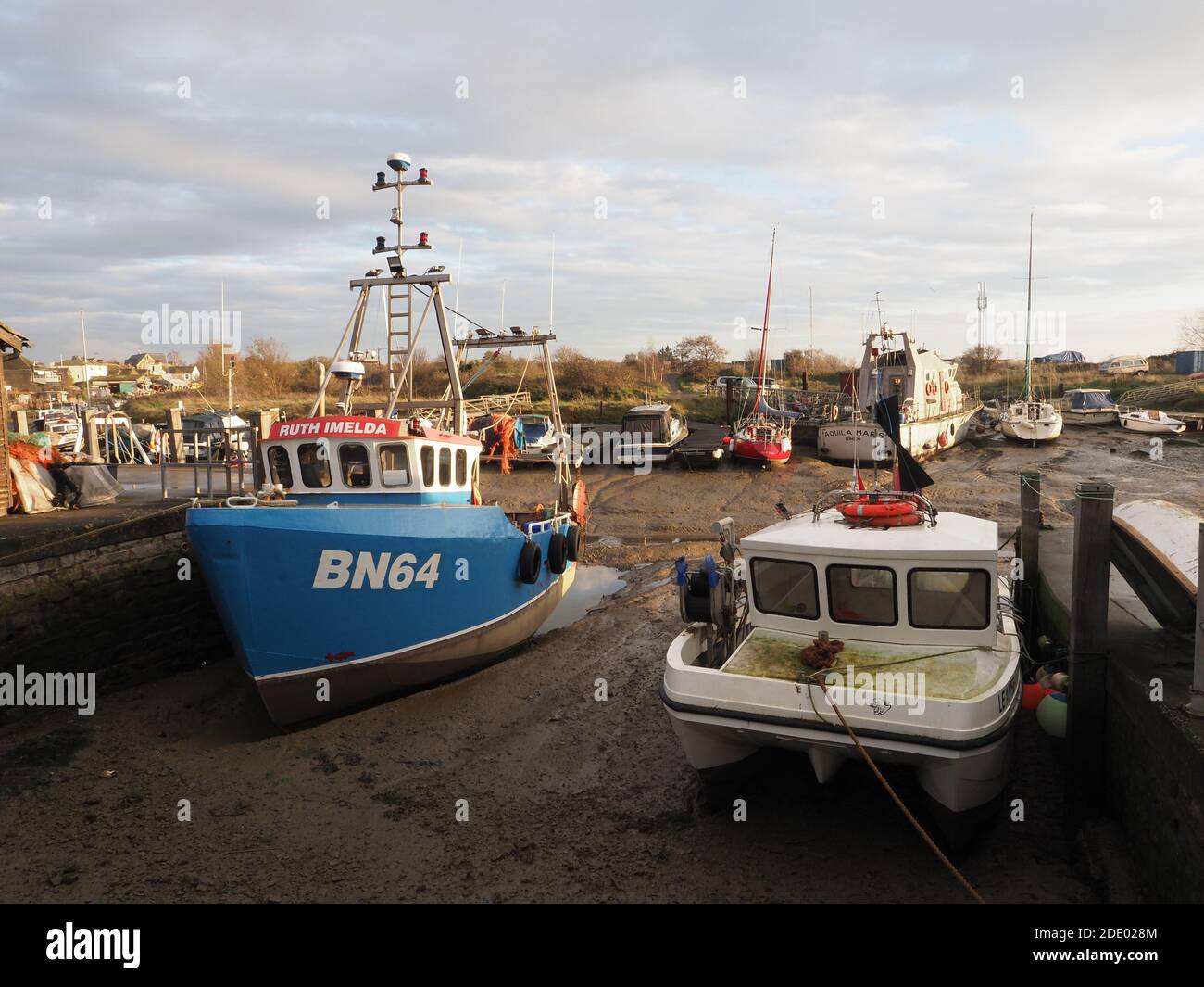 Queenborough, Kent, Regno Unito. 27 novembre 2020. Brexit: Le barche da pesca si sono asciugate a bassa marea nel torrente Queenborough, nel Kent. Credit: James Bell/Alamy Live News Foto Stock