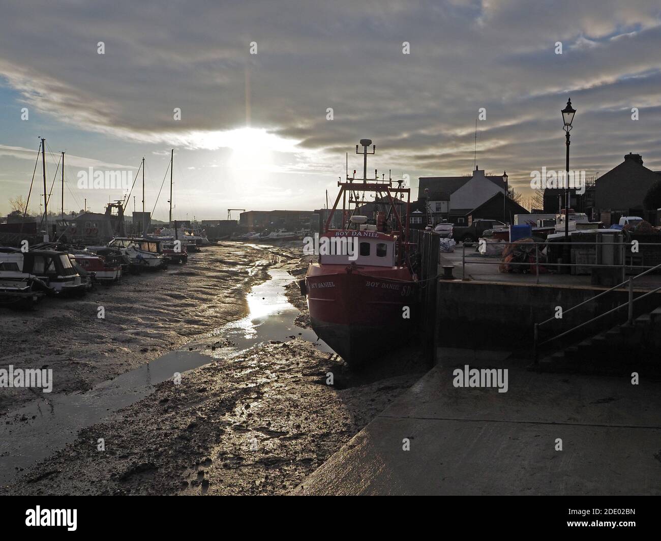 Queenborough, Kent, Regno Unito. 27 novembre 2020. Brexit: Le barche da pesca si sono asciugate a bassa marea nel torrente Queenborough, nel Kent. Credit: James Bell/Alamy Live News Foto Stock