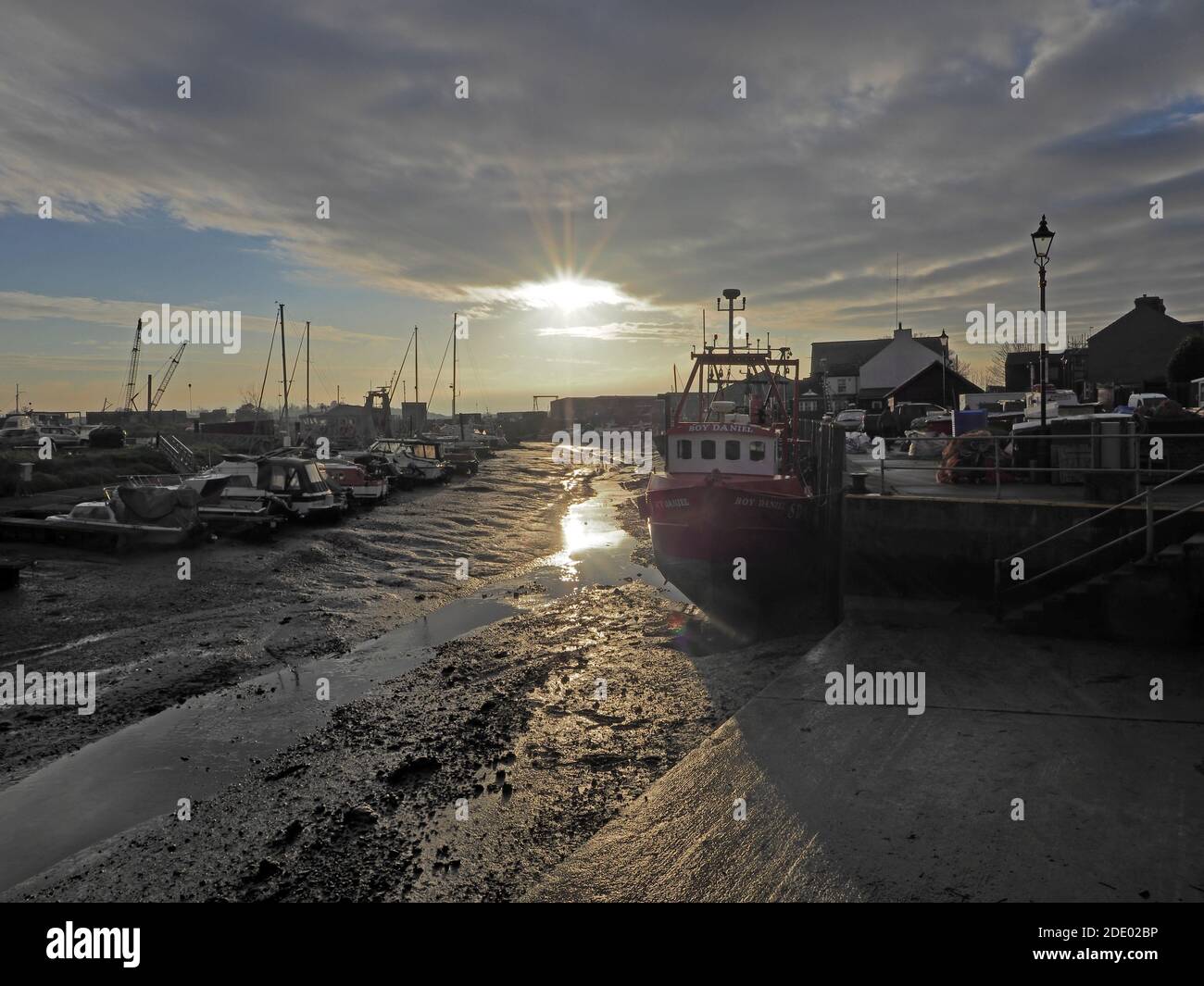 Queenborough, Kent, Regno Unito. 27 novembre 2020. Brexit: Le barche da pesca si sono asciugate a bassa marea nel torrente Queenborough, nel Kent. Credit: James Bell/Alamy Live News Foto Stock