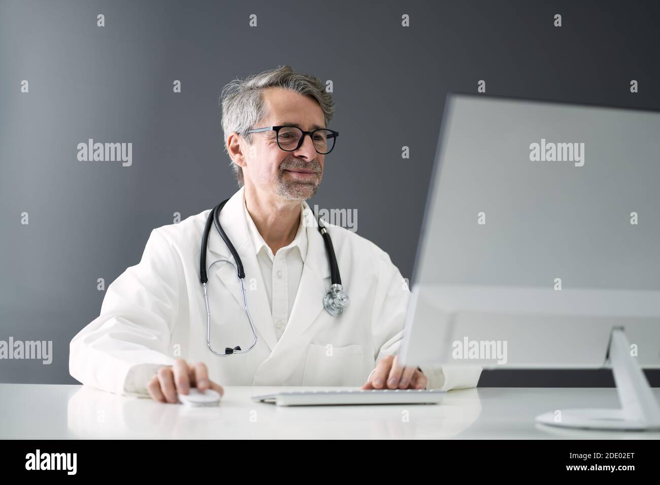 Video conferenza Senior Older Man Doctor computer Foto Stock