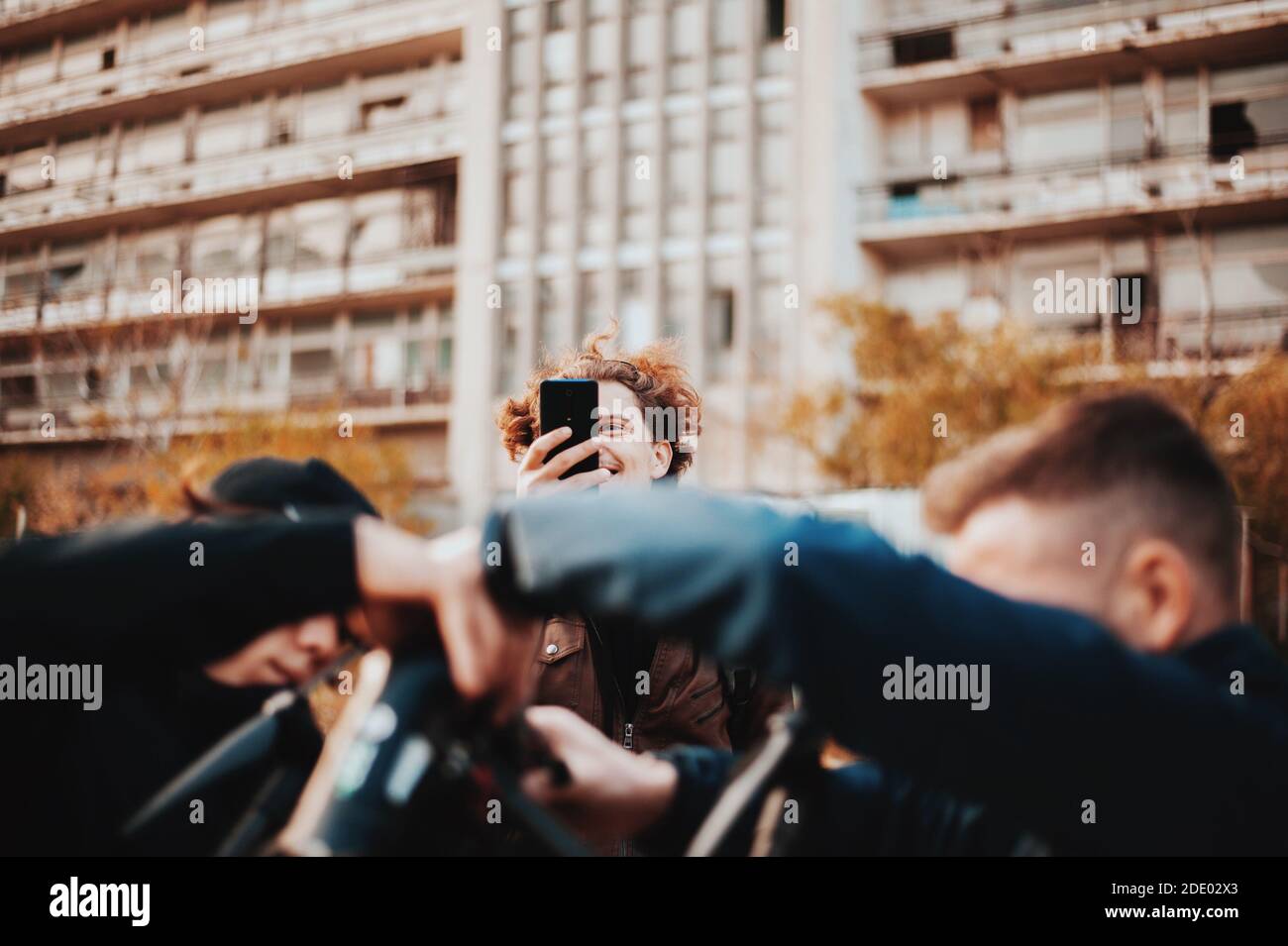 Il ragazzo curly sorrise quando spara la sua squadra che si prepara per volo drone Foto Stock