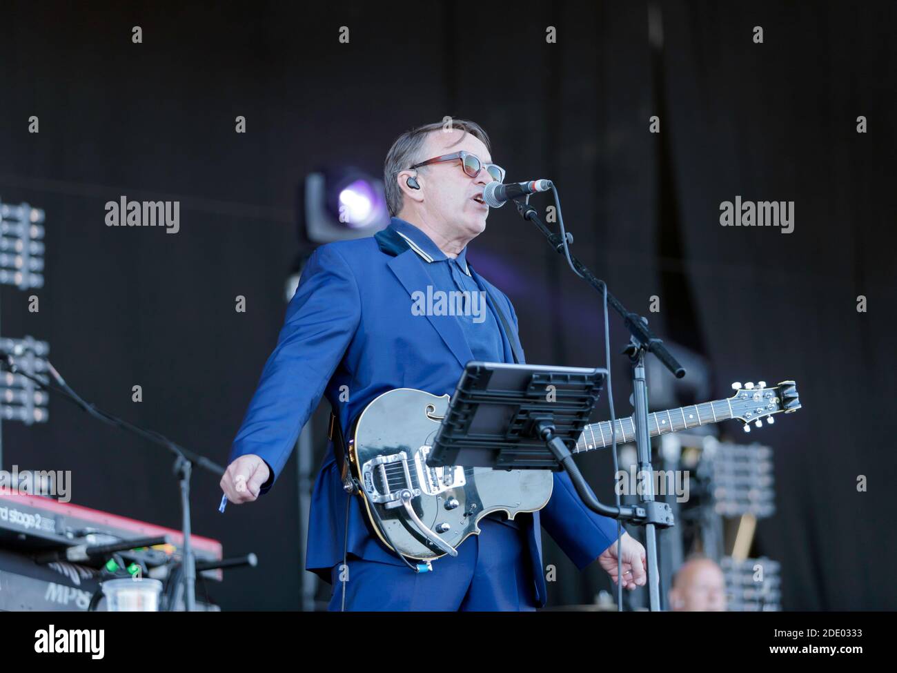 Chris Difford si esibisce con Squeeze, sul palco principale dell'OnBlackheath Music Festival 2016. Foto Stock