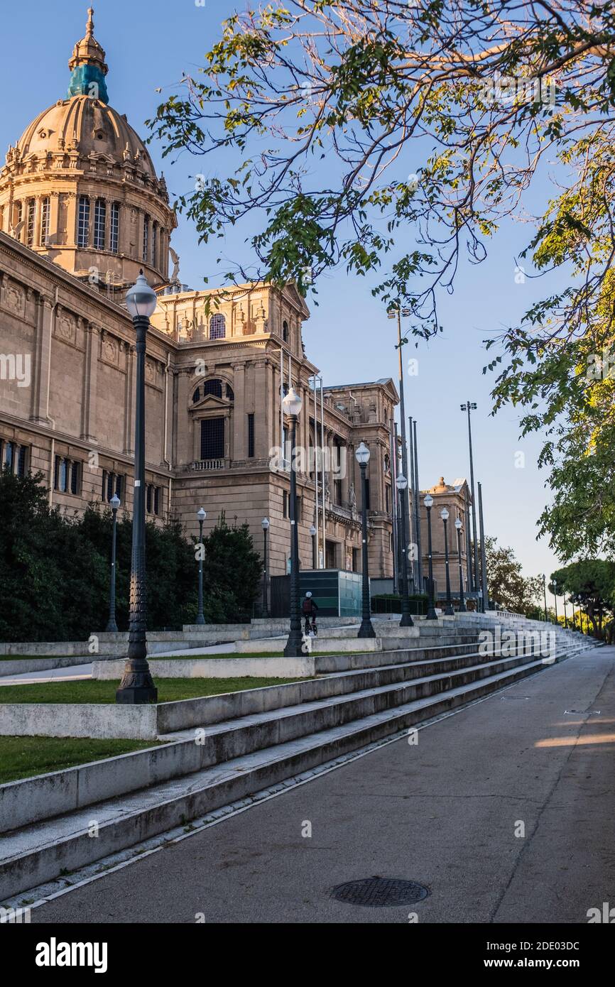 Vista dal lato est del Palau Nacional (catalano per il Palazzo Nazionale) a Barcellona (Spagna). E' stato costruito per l'esposizione Internazionale del 1929 Foto Stock