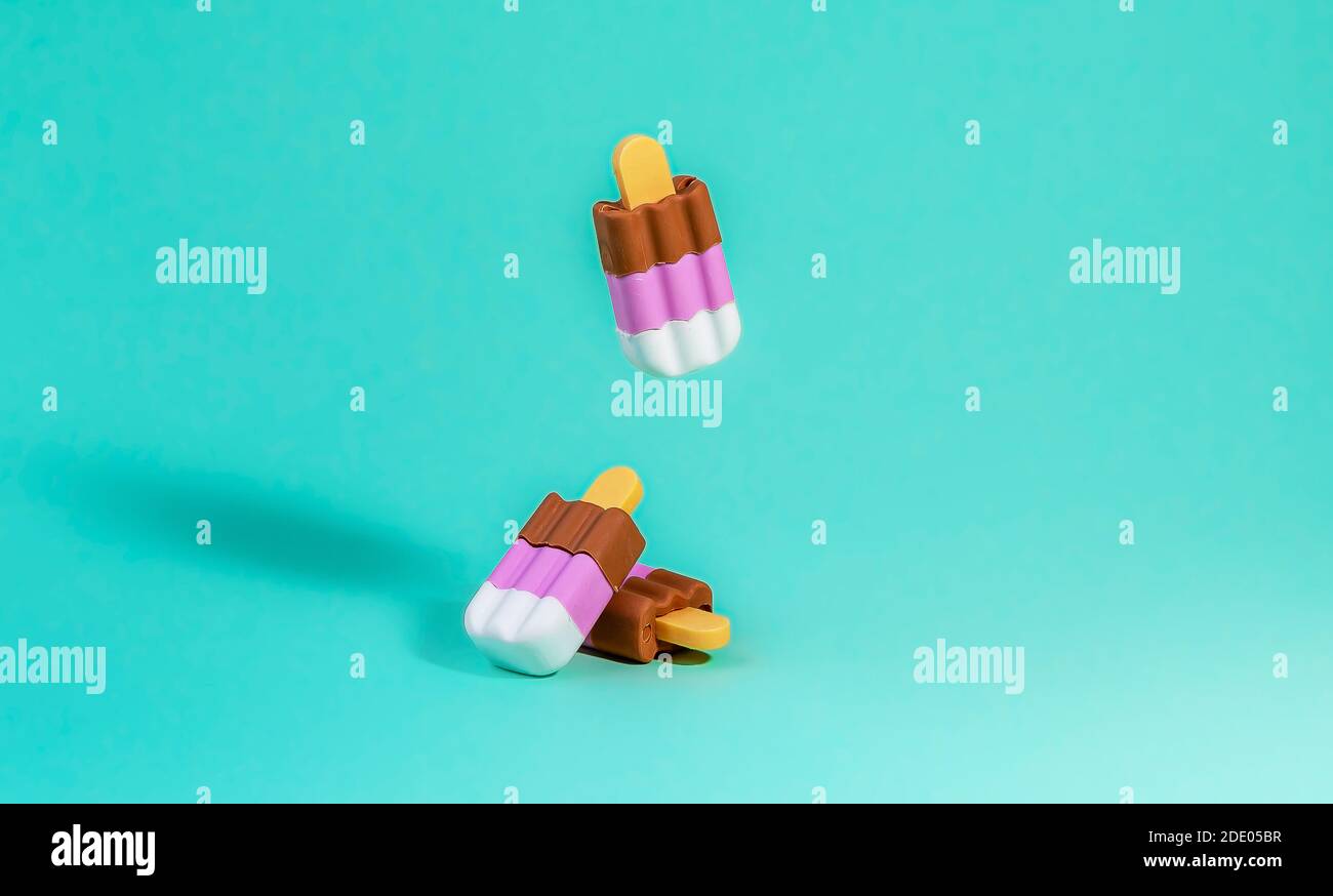 Gelato in gomma. Gomma cancellante. Concetto estivo creativo. Sfondo blu chiaro. Foto Stock