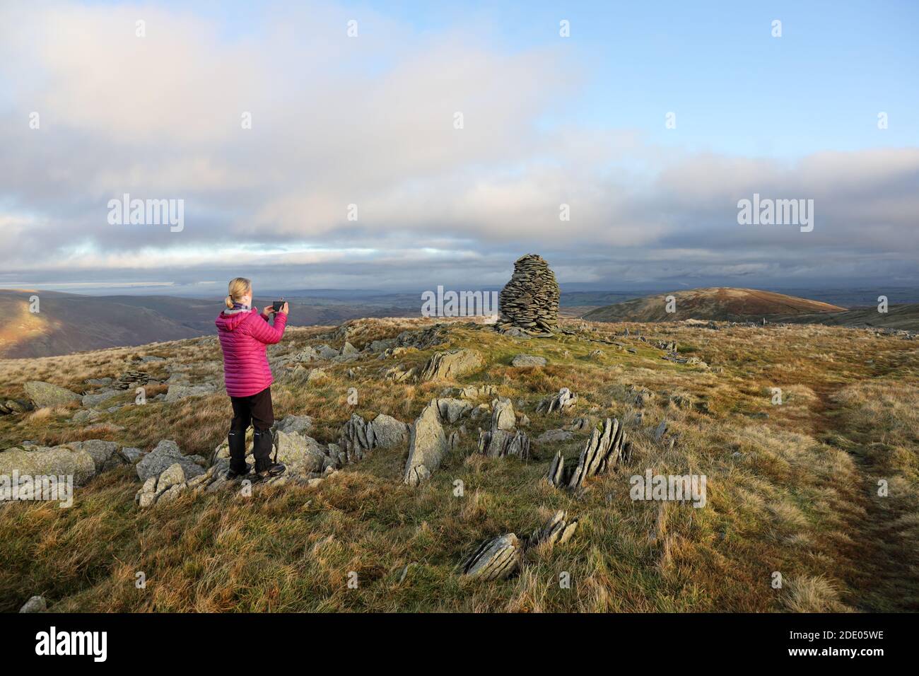 Walker ha catturato una foto del Cairn su Artlecrag e il View North verso Selside, Lake District, Cumbria, Regno Unito Foto Stock