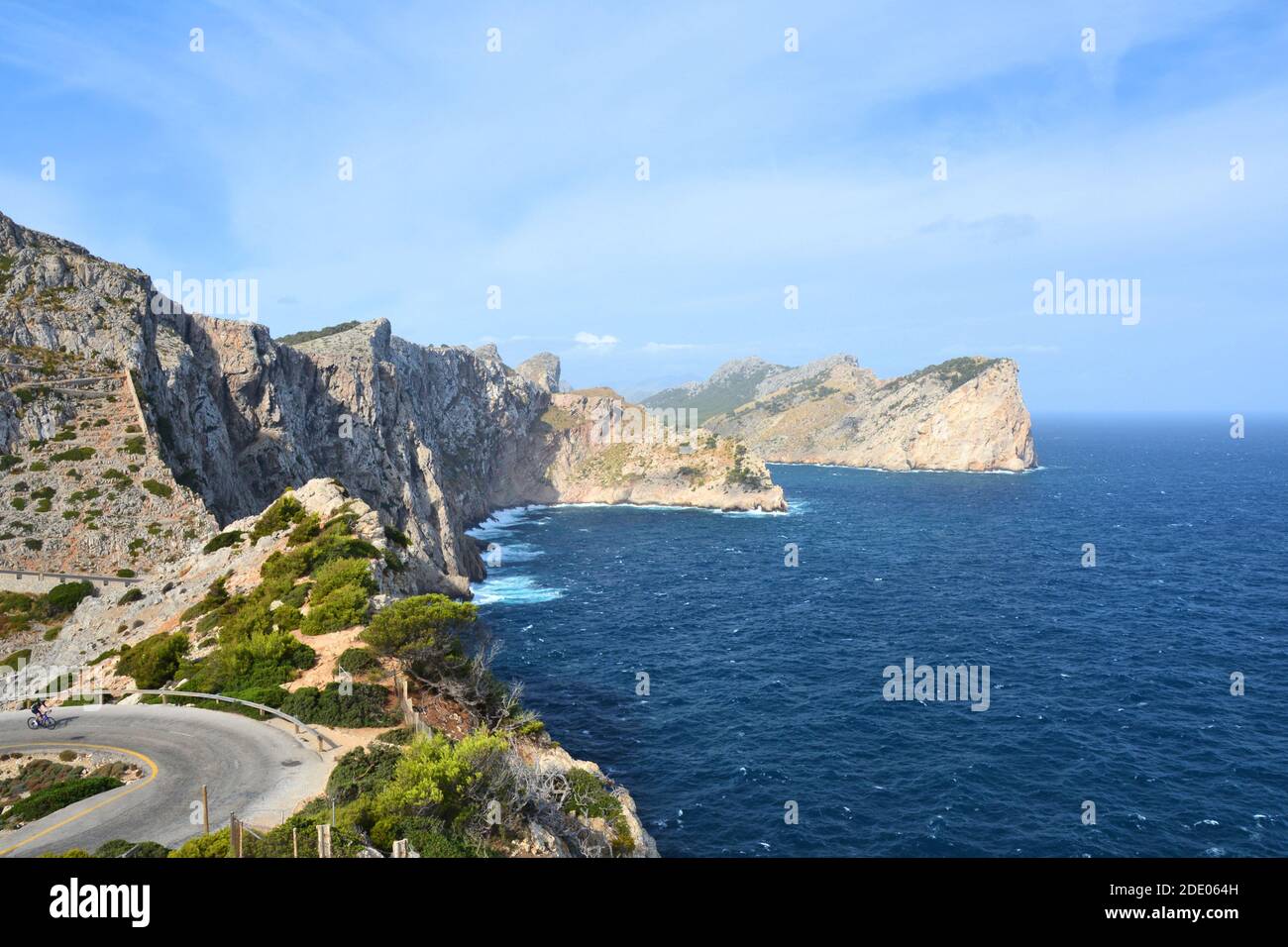 Cap de Formentor sull'isola di Maiorca, Spagna. Vista panoramica sulle scogliere. Foto Stock