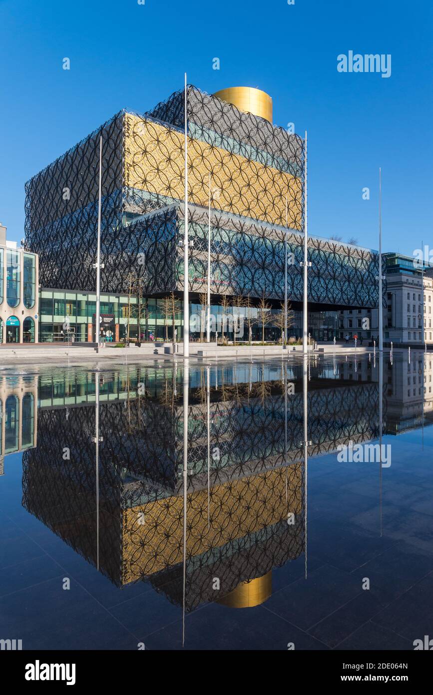 La nuova Biblioteca di Birmingham si riflette in una piscina a specchio d'acqua in Centenary Square, Birmingham, Regno Unito Foto Stock