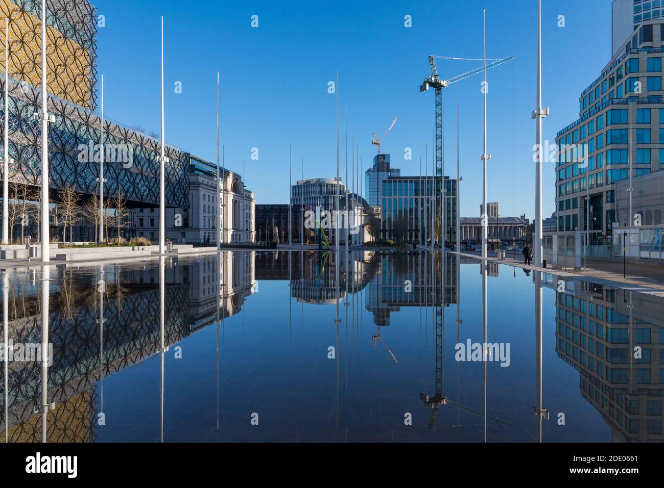 La grande piscina d'acqua in Centenary Square, Birmingham guardando verso Paradise Square e la Sala della memoria Foto Stock