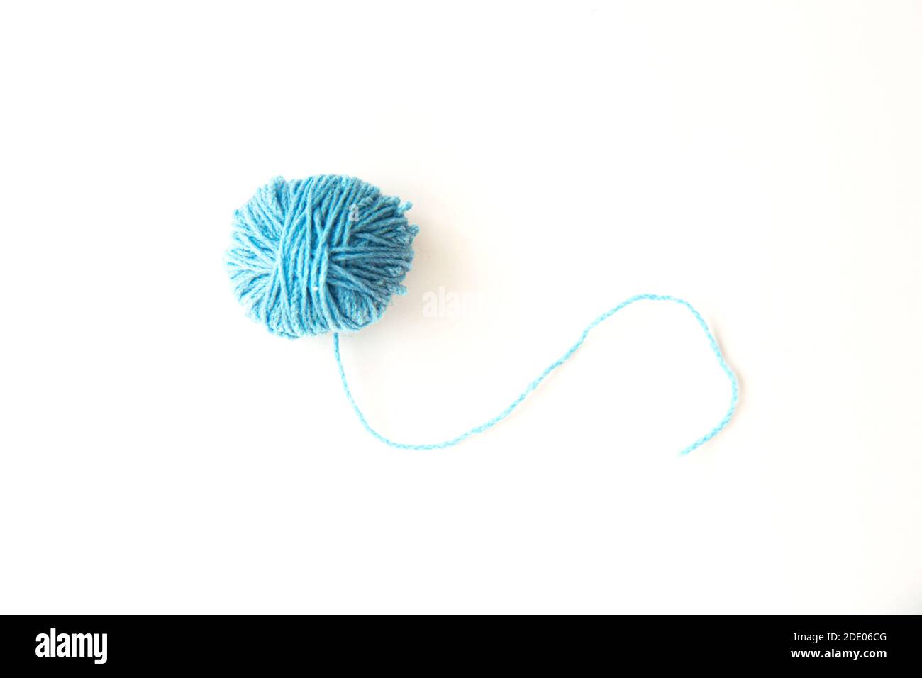 Sfera blu di filo di lana su uno sfondo chiaro con spazio di copia Foto Stock