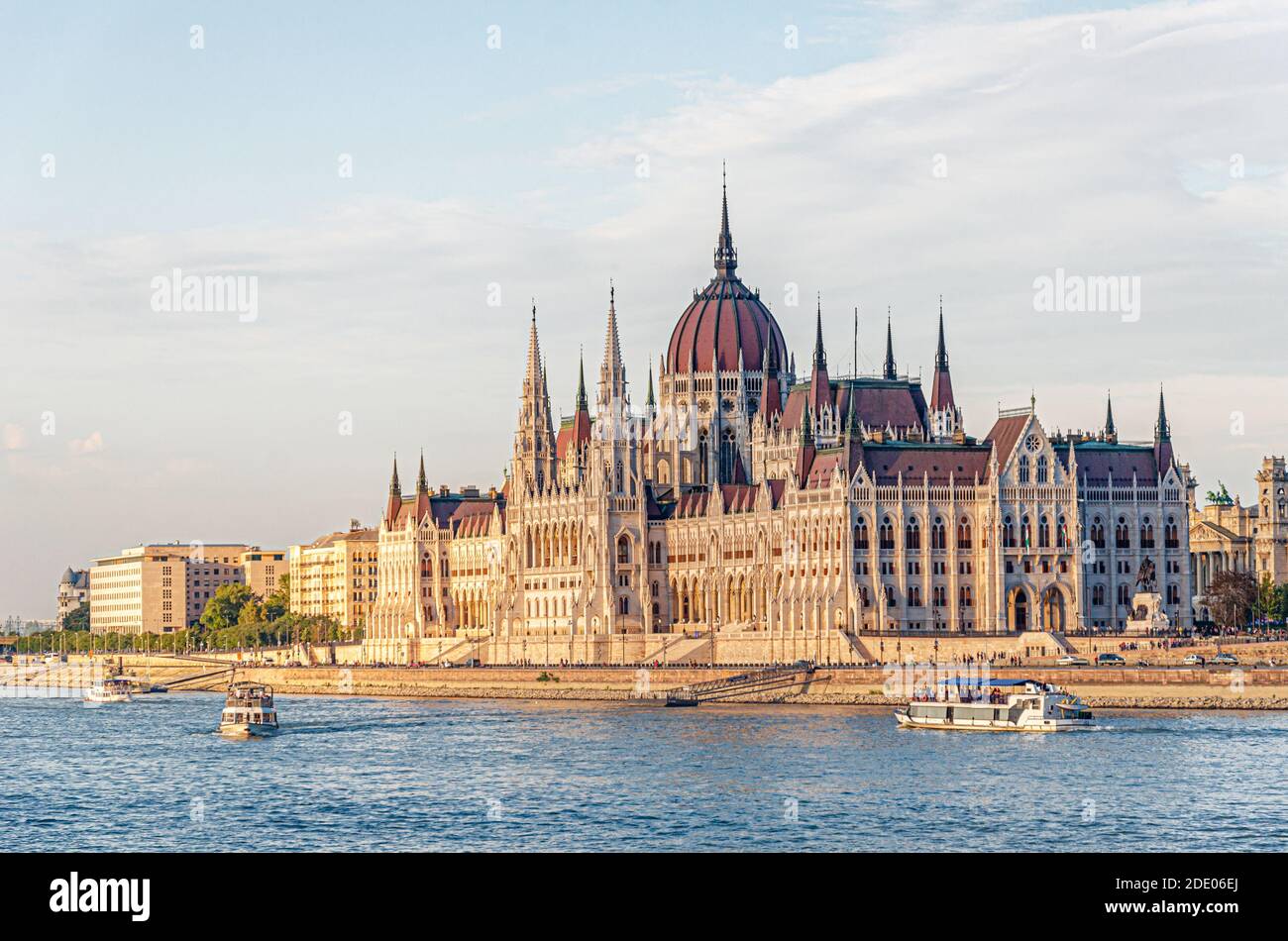 Edificio del Parlamento nella città di Budapest sul Danubio Fiume Foto Stock